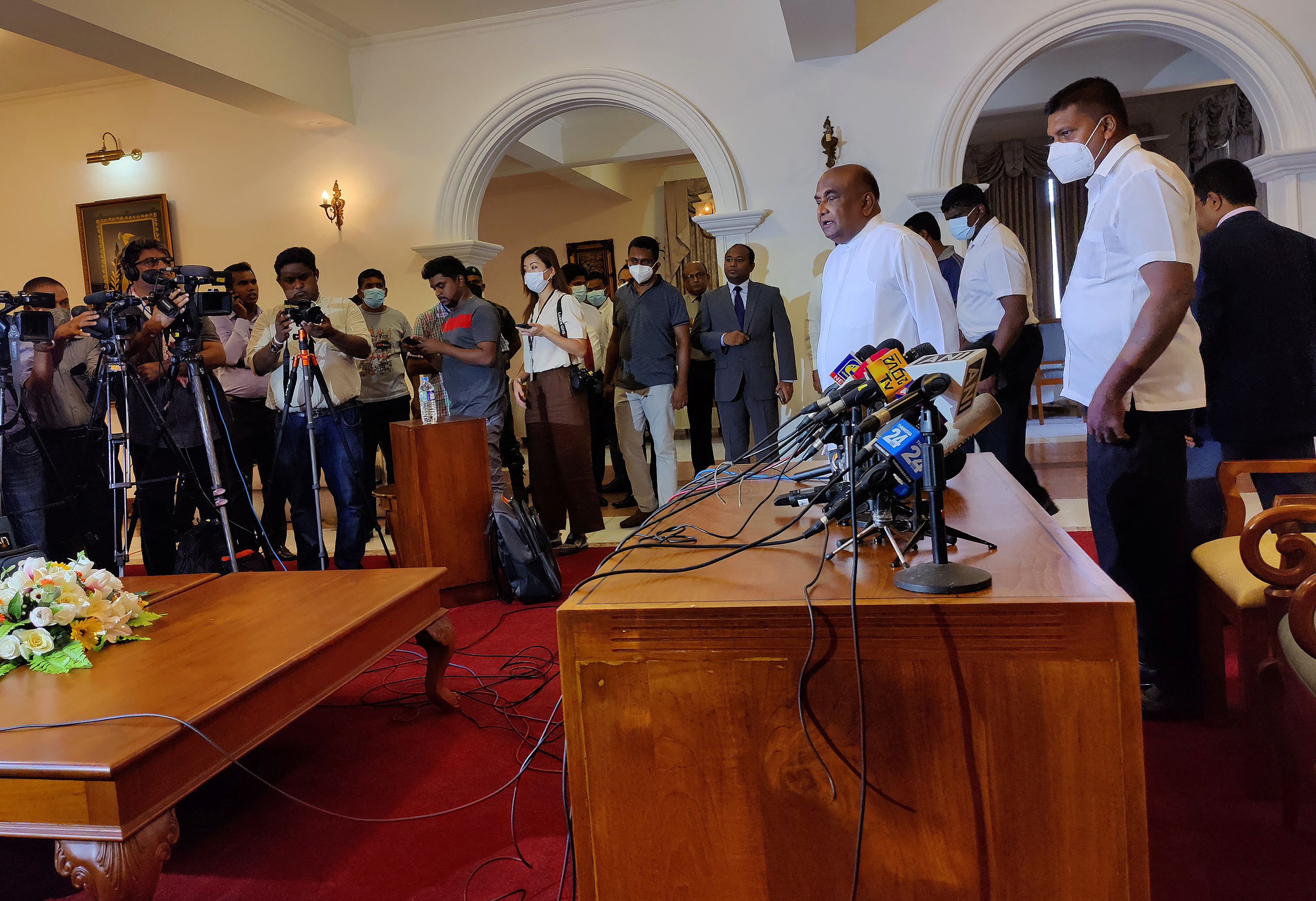 El primer ministro, Ranil Wickremesinghe, cuya renuncia también era exigida por los manifestantes, asumió como presidente interino mientras el legislativo designa un sucesor