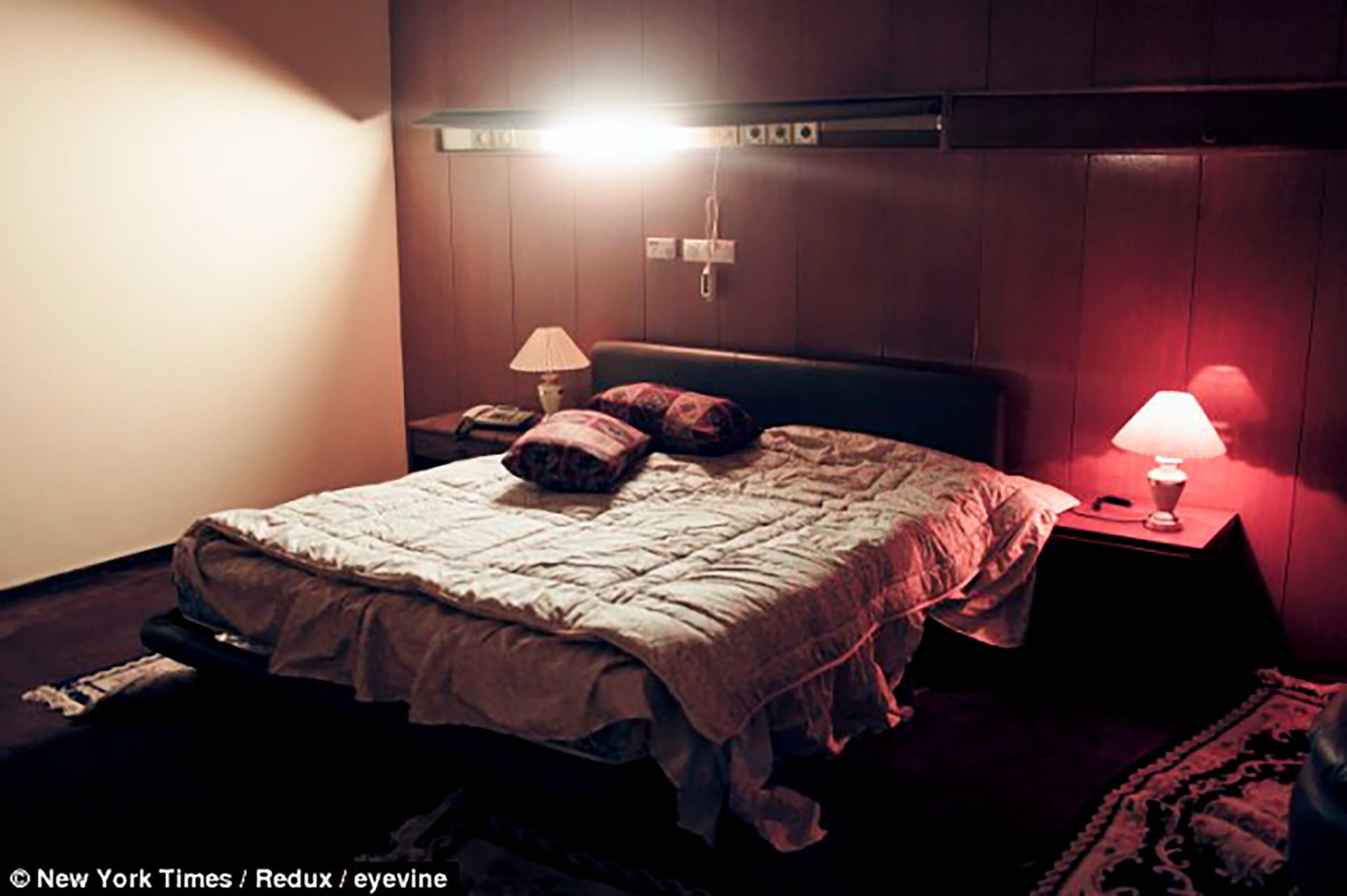 La habitación donde Gadafi violaba a las mujeres que elegía en sus visitas por Libia: con sólo tocarles la cabeza, sus oficiales sabían que debían llevárselas (New York Times)