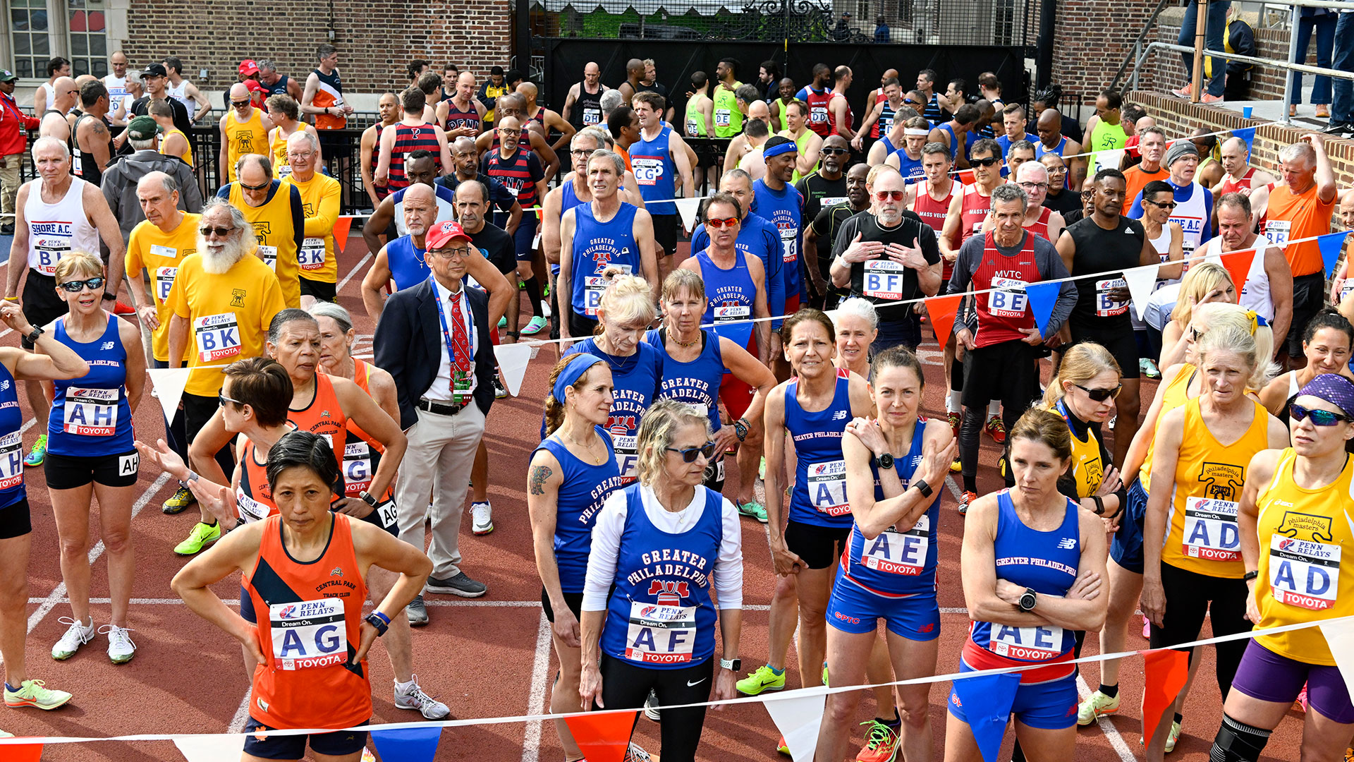 Los corredores de Masters se alinean en el paddock antes de las carreras de 4x400 metros (Jonathan Newton/Washington Post)