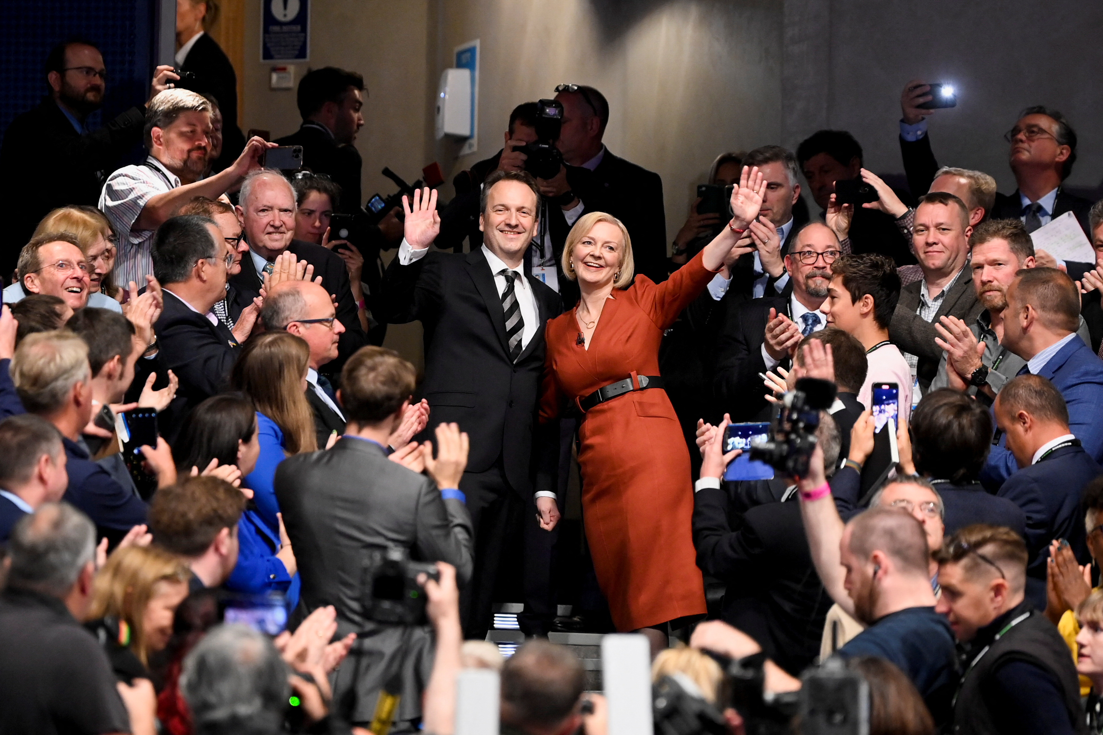 La primera ministra británica Liz Truss y su esposo Hugh O'Leary reaccionan después de su discurso en la conferencia anual del Partido Conservador de Gran Bretaña en Birmingham