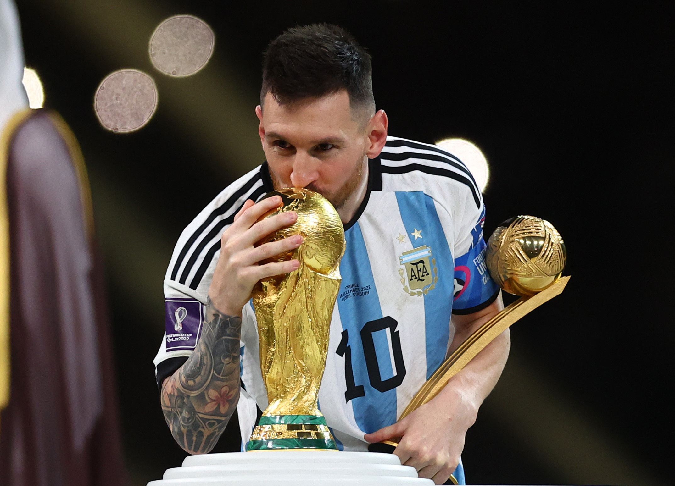 El momento mÃ¡s esperado, Messi dÃ¡ndole el beso a la Copa del Mundo (REUTERS/Carl Recine)