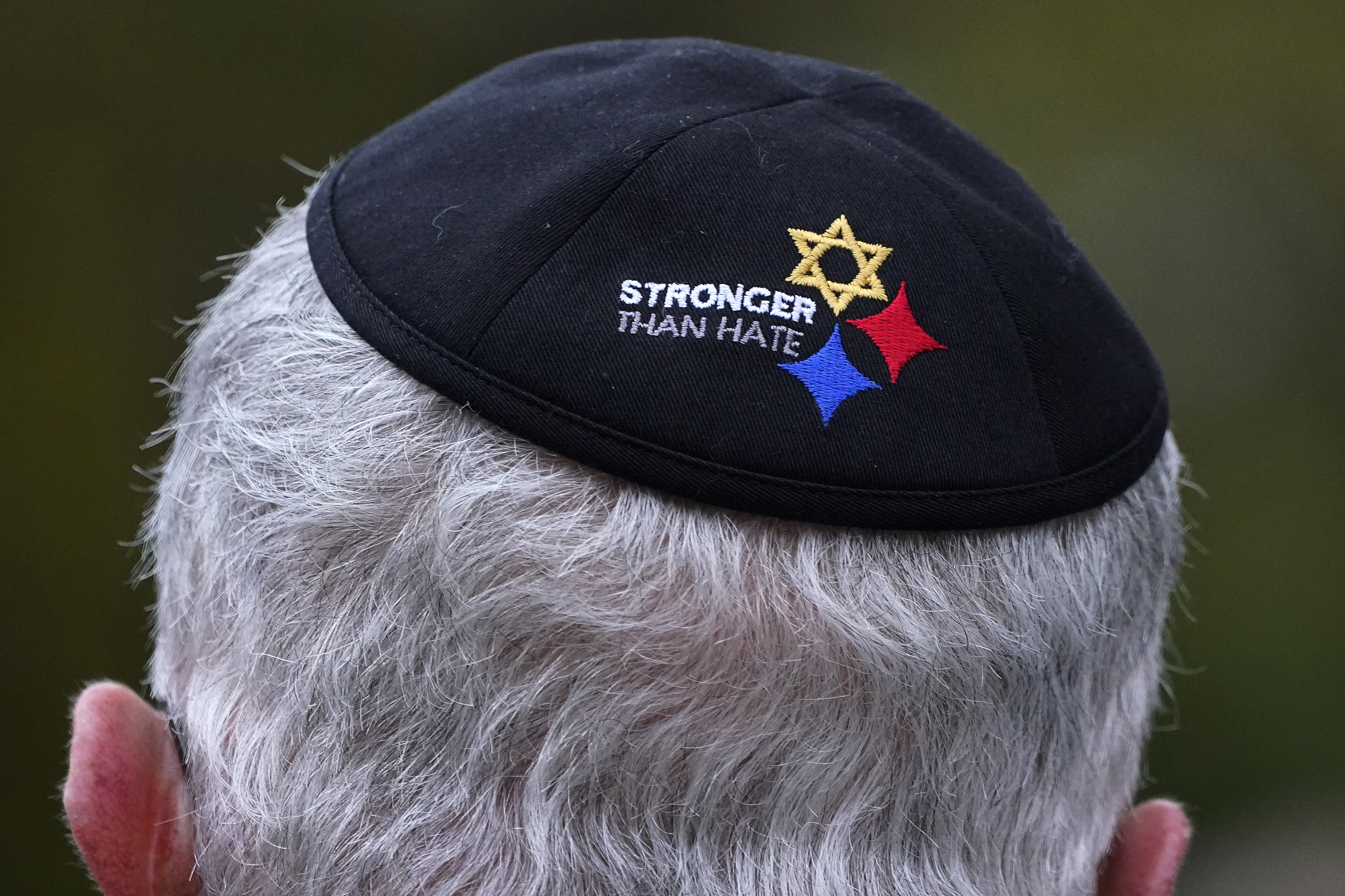  El vicepresidente de la sinagoga Árbol de la Vida, Alan Hausman, lleva una kipá de "Más fuerte que el odio" durante una ceremonia conmemorativa en Schenley Park, en el barrio de Squirrel Hill de Pittsburgh, el 27 de octubre de 2021. (AP/Gene J. Puskar, arhivo)