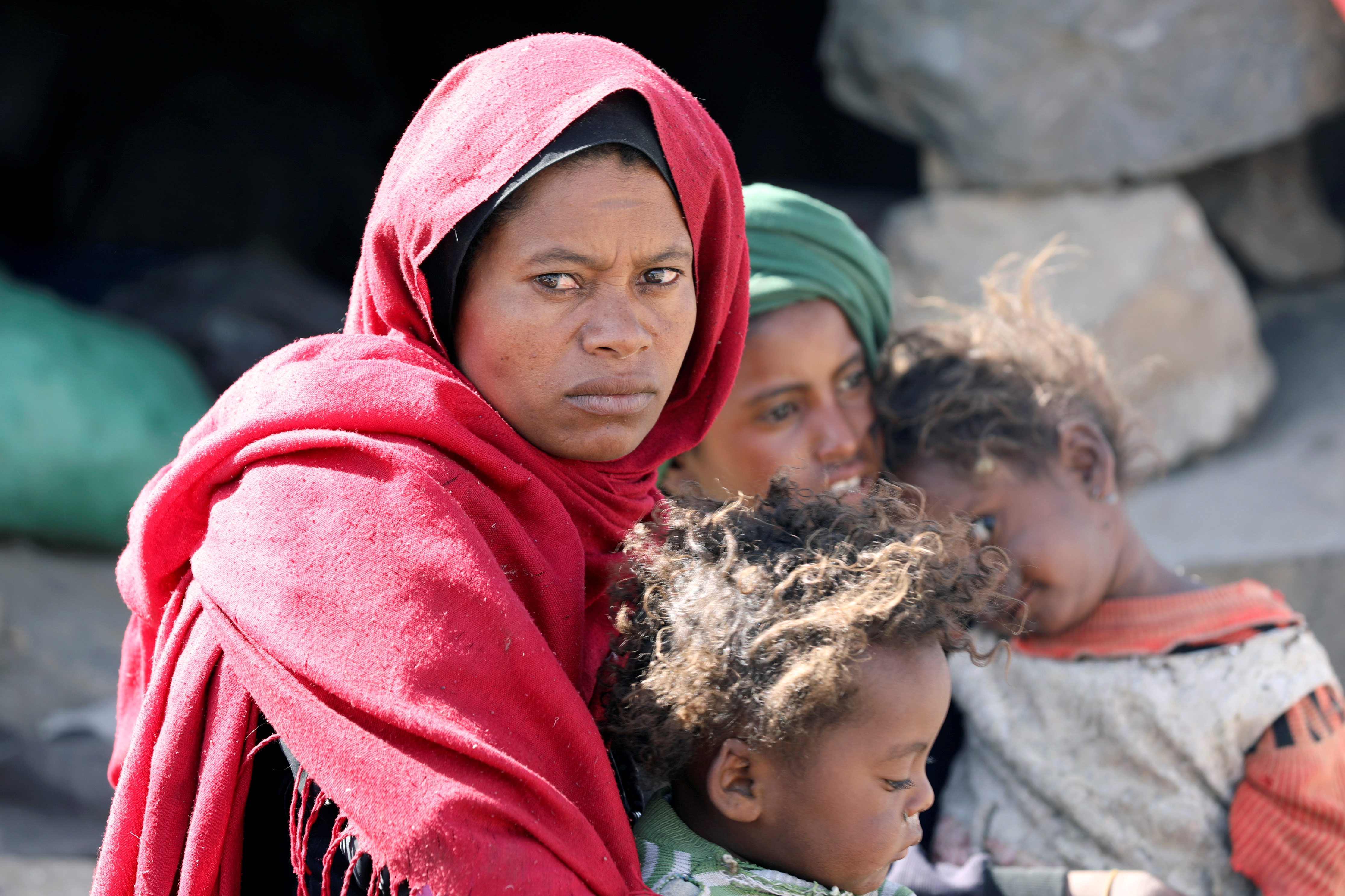 Sin alimentos ni refugio, muchas familias yemeníes escapan de los ataques hutíes