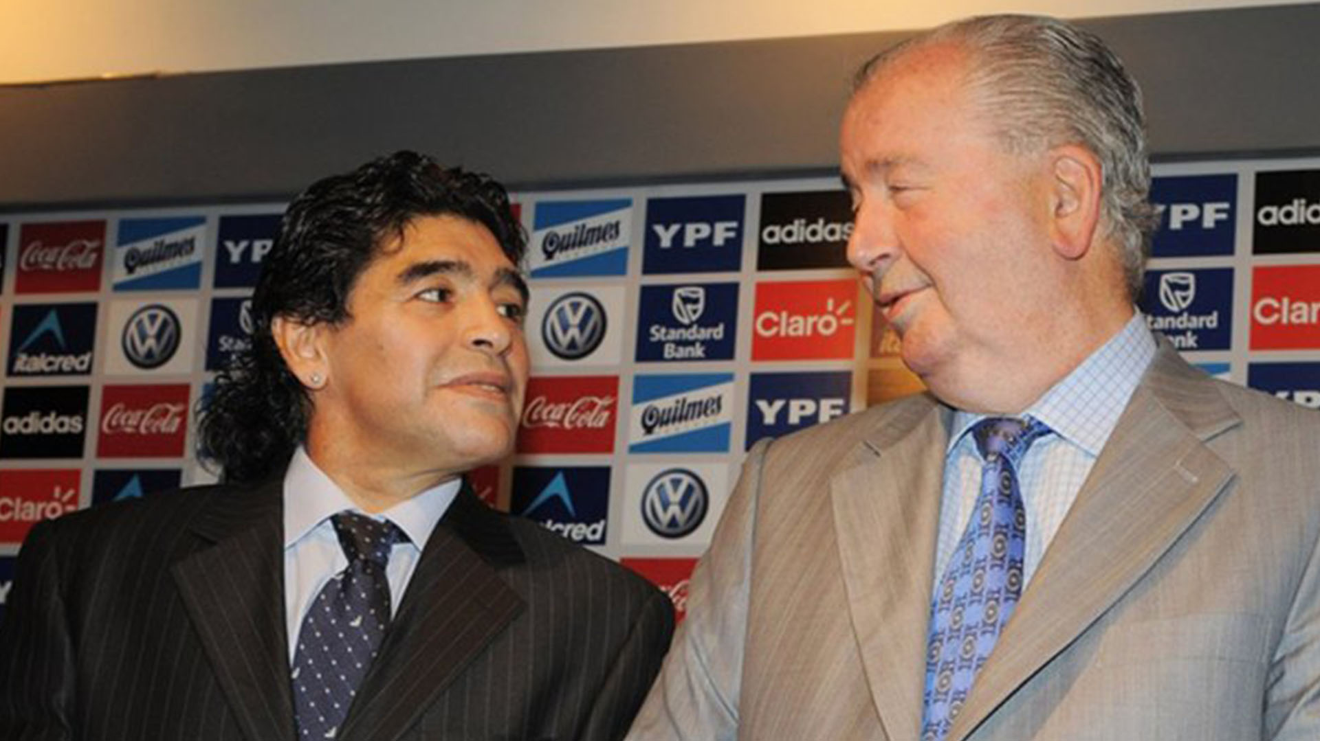 Maradona tuvo una relación de idas y vueltas con Julio Grondona (Télam)
