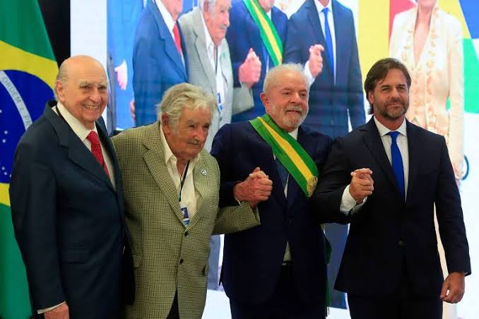 El presidente de Uruguay, Luis Lacalle Pou, y los expresidentes José Mujica y Julio María Sanguinetti junto a Lula en la toma de posesión del mandatario brasileño/Archivo