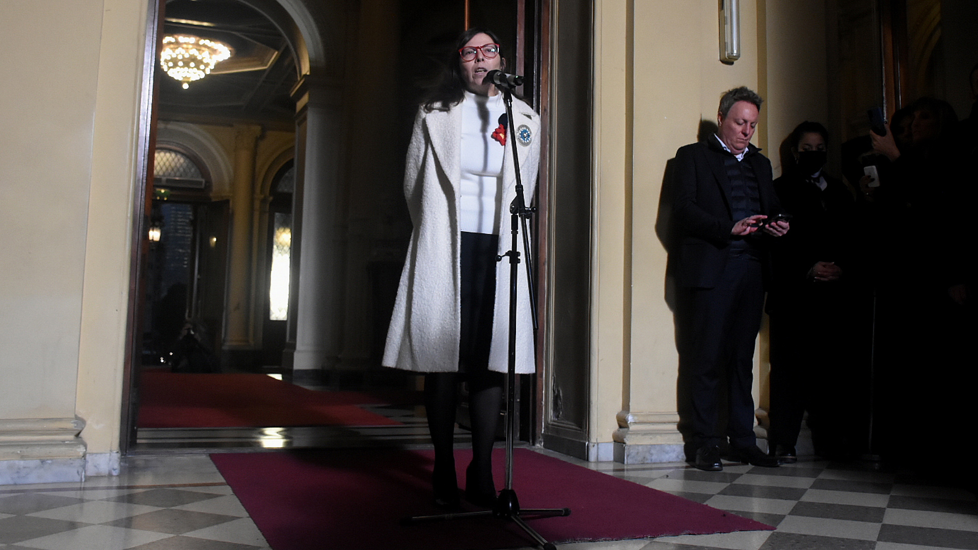 La nueva ministra, en su primer contacto con los medios, tras jurar en su cargo (Nicolás Stulberg)