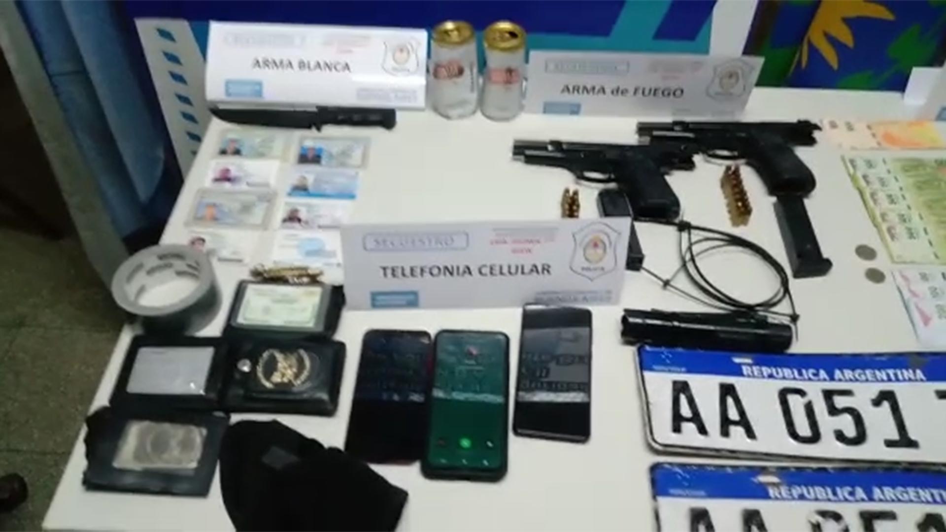 Documentos de identidad, armas, celulares y el dinero robado