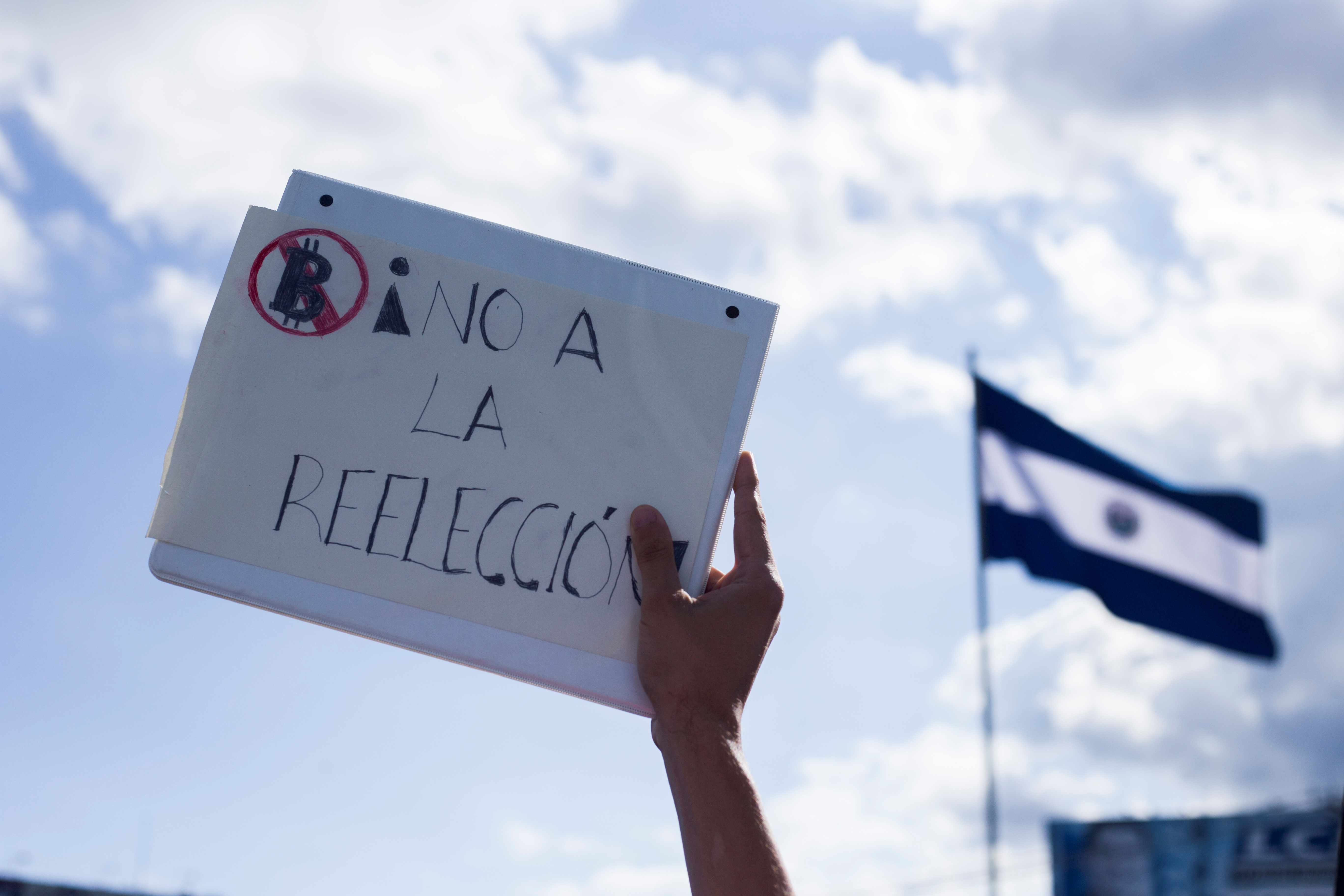 Un manifestante sostiene una pancarta que dice "No a la reelección" durante una protesta contra el presidente de El Salvador, Nayib Bukele, y la reciente decisión de la Sala Constitucional de la Corte Suprema de Justicia de aprobar una ley que permite su reelección en 2024. REUTERS / Victor Pena