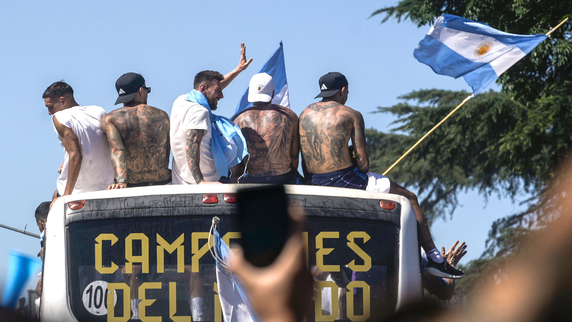 Lionel Messi saluda a la multitud reunida en la Autopista Richieri para festejar el título del mundo obtenido en Qatar, martes 20 de diciembre de 2022 (Foto: AP/Rodrigo Abd)