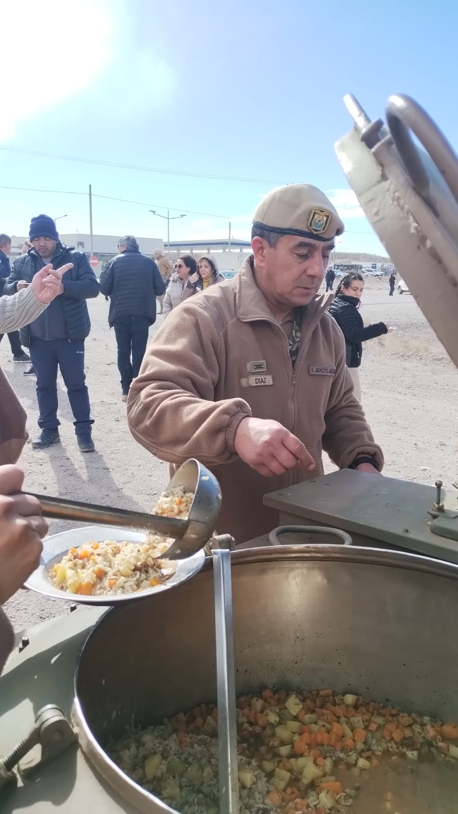 Los militares se trasladaron hasta el lugar en el que se encuentran los varados y cocinaron los alimentos donados