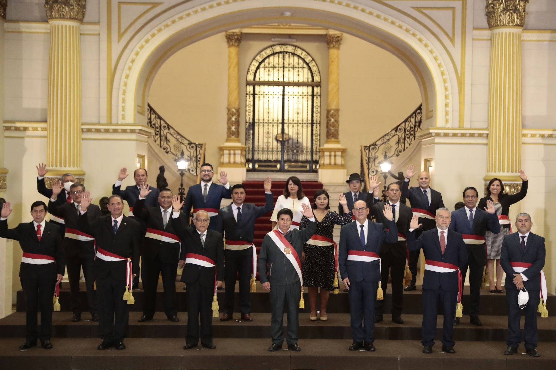 El nuevo cuestionado gabinete ministerial presidido por Aníbal Torres. Foto: Andina