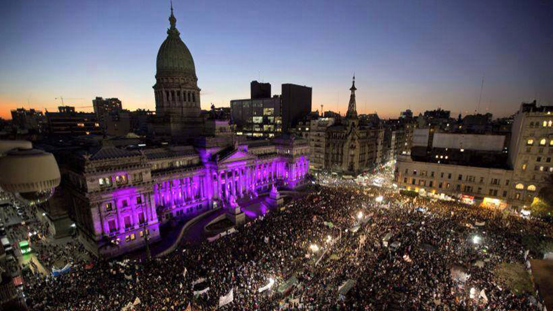 El 3 de junio de 2015 se hizo la primera concentración contra la violencia de género. El eje central fue la Plaza de los dos Congresos pero se replicó en 80 ciudades de Argentina<br />