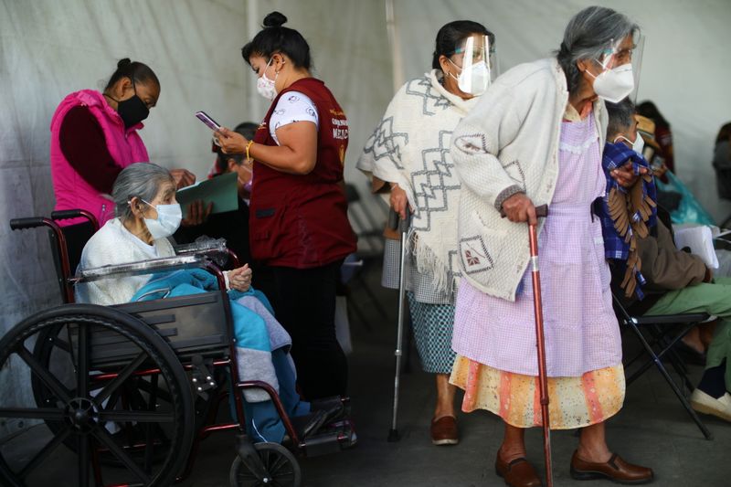 Adultas mayores se forman para recibir una vacuna contra el COVID-19 en la localidad Milpa Alta, en Ciudad de México, México. 16 de febrero de 2021. REUTERS/Edgard Garrido