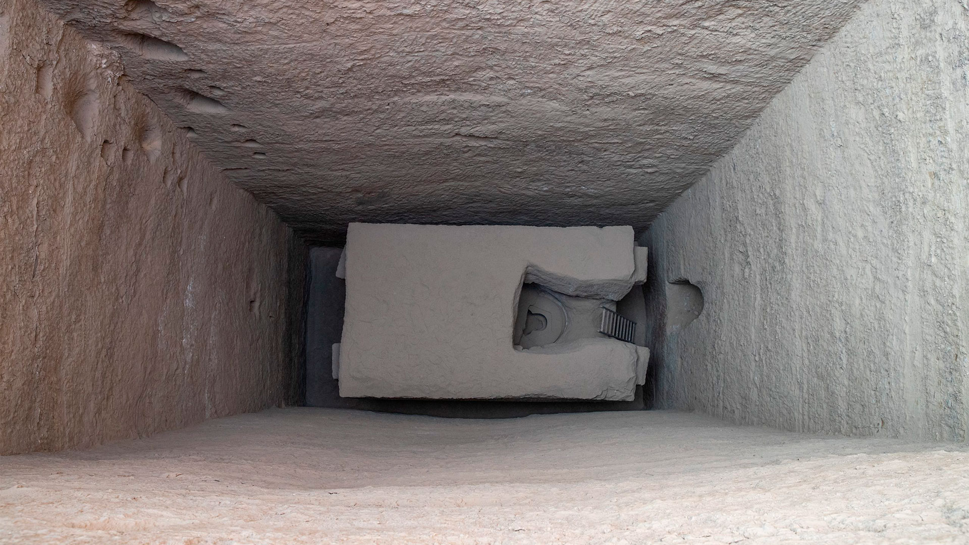Vista del enorme sarcófago exterior de Whaibre-mery-Neith en el fondo del pozo funerario (Crédito Czech Institute of Egyptology, Charles University)