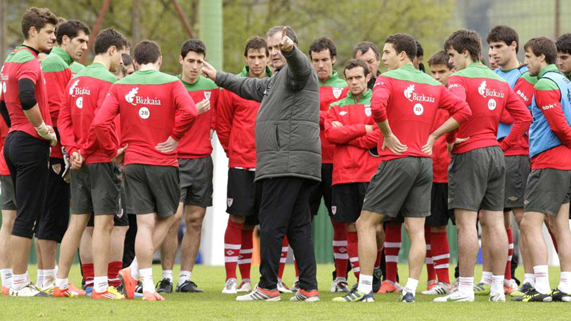 Marcelo Bielsa en charla con el plantel del Athletic Bilbao