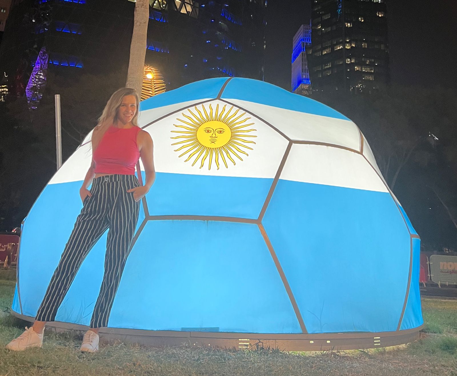 Luciana Rubinska, en plena cobertura para el Mundial Qatar 2022