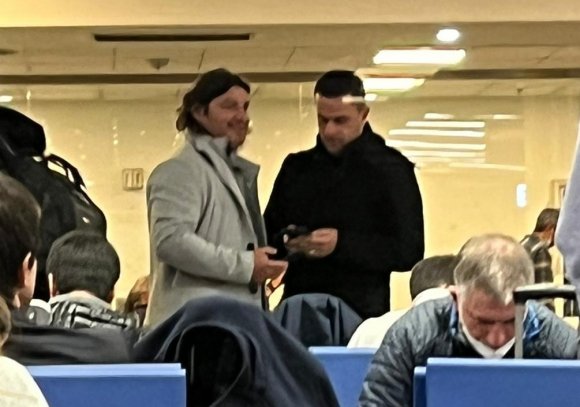 El representante y hermano de Edinson Cavani en el aeropuerto Jorge Newbery