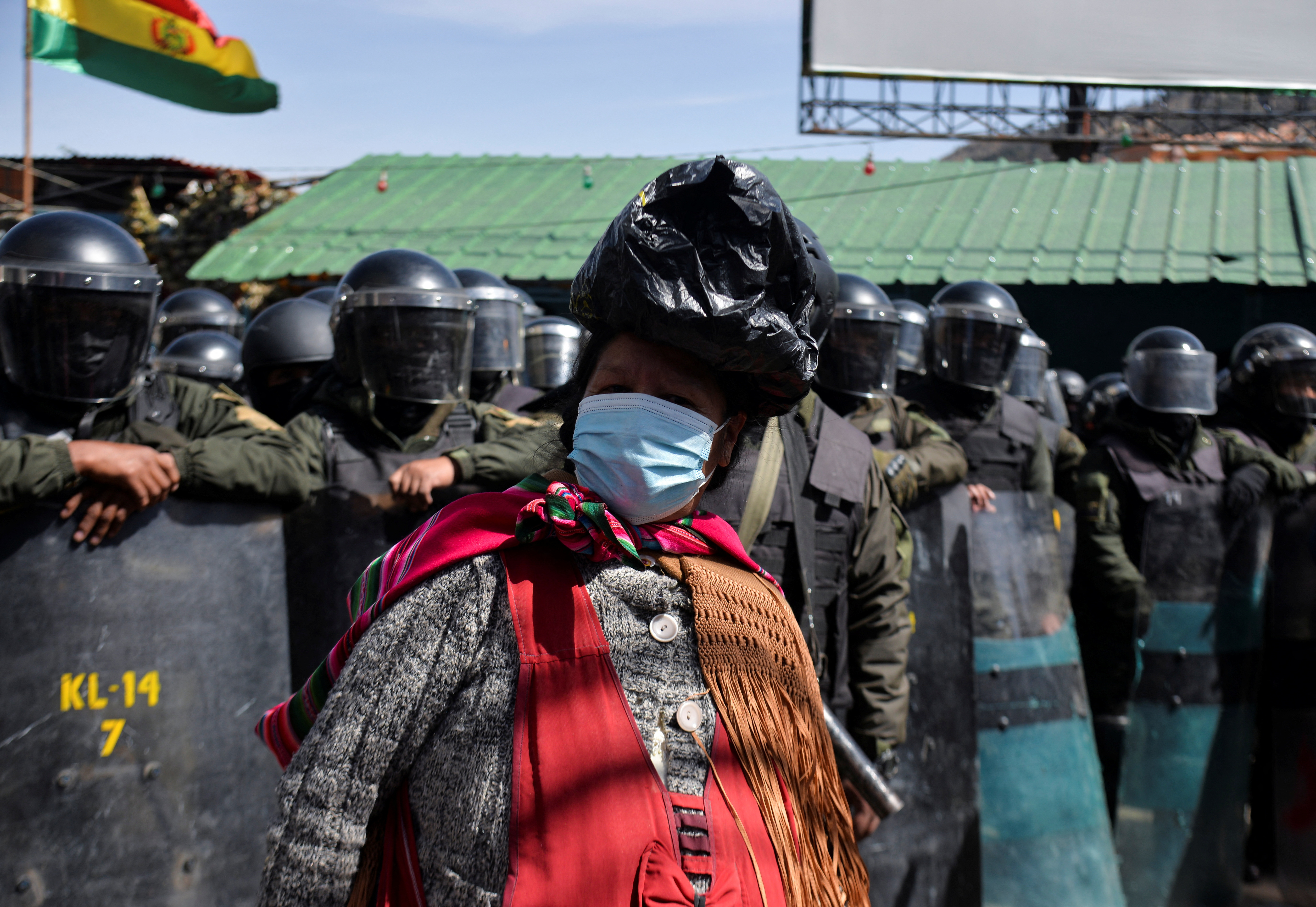 Hombres y mujeres de Adepcoca iniciaron la marcha pasado el mediodía desde la calle 10 de Villa El Carmen hasta la calle 1 donde se encuentra el denominado “mercado paralelo” (REUTERS/Claudia Morales)