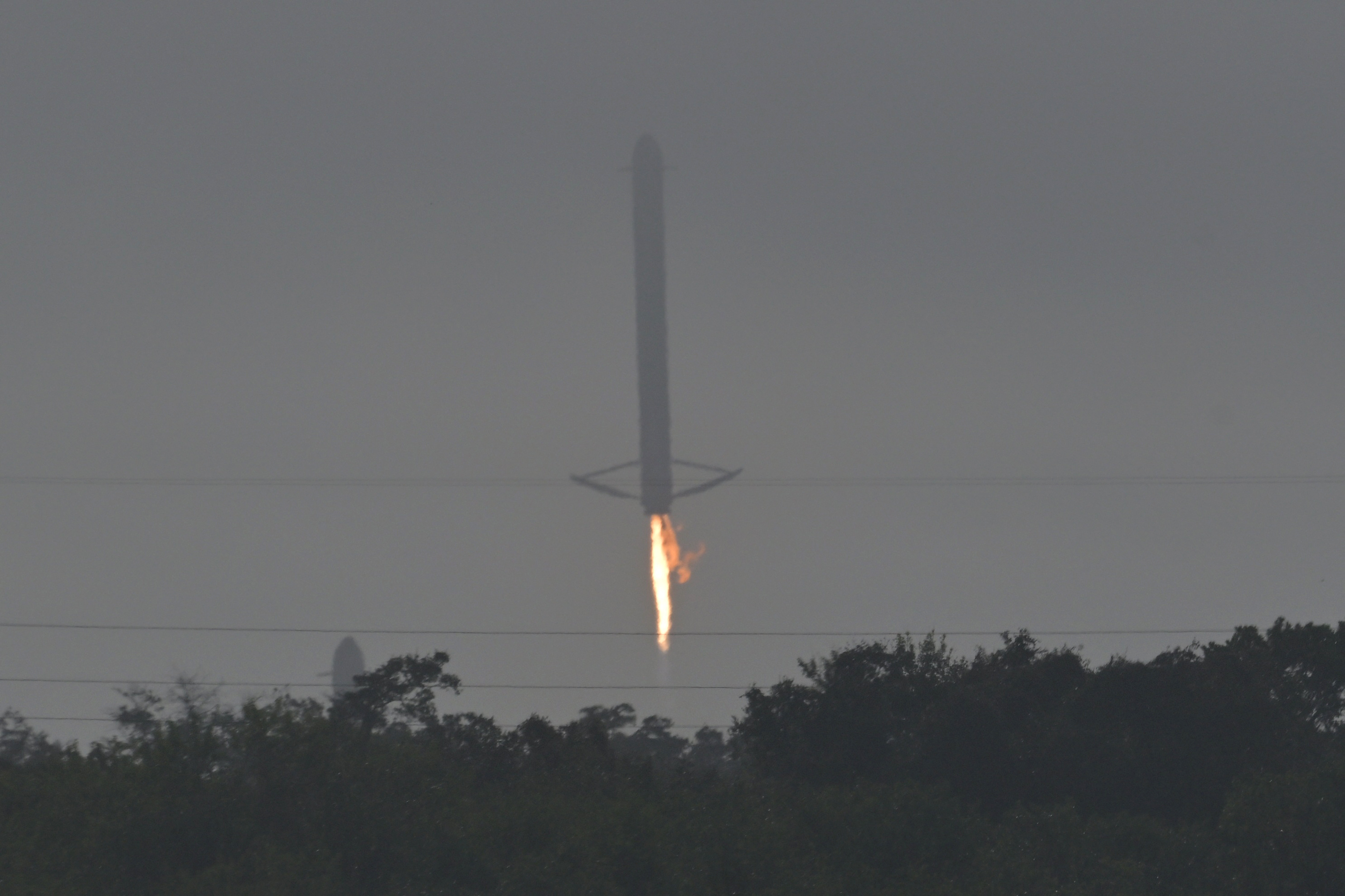 Uno de los dos boosters del cohete Falcon Heavy aterriza en Florida (REUTERS/Steve Nesius)