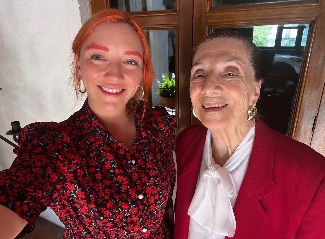 Así reaccionó la abuelita de Regina Blandón a su decoloración de cejas y cabello