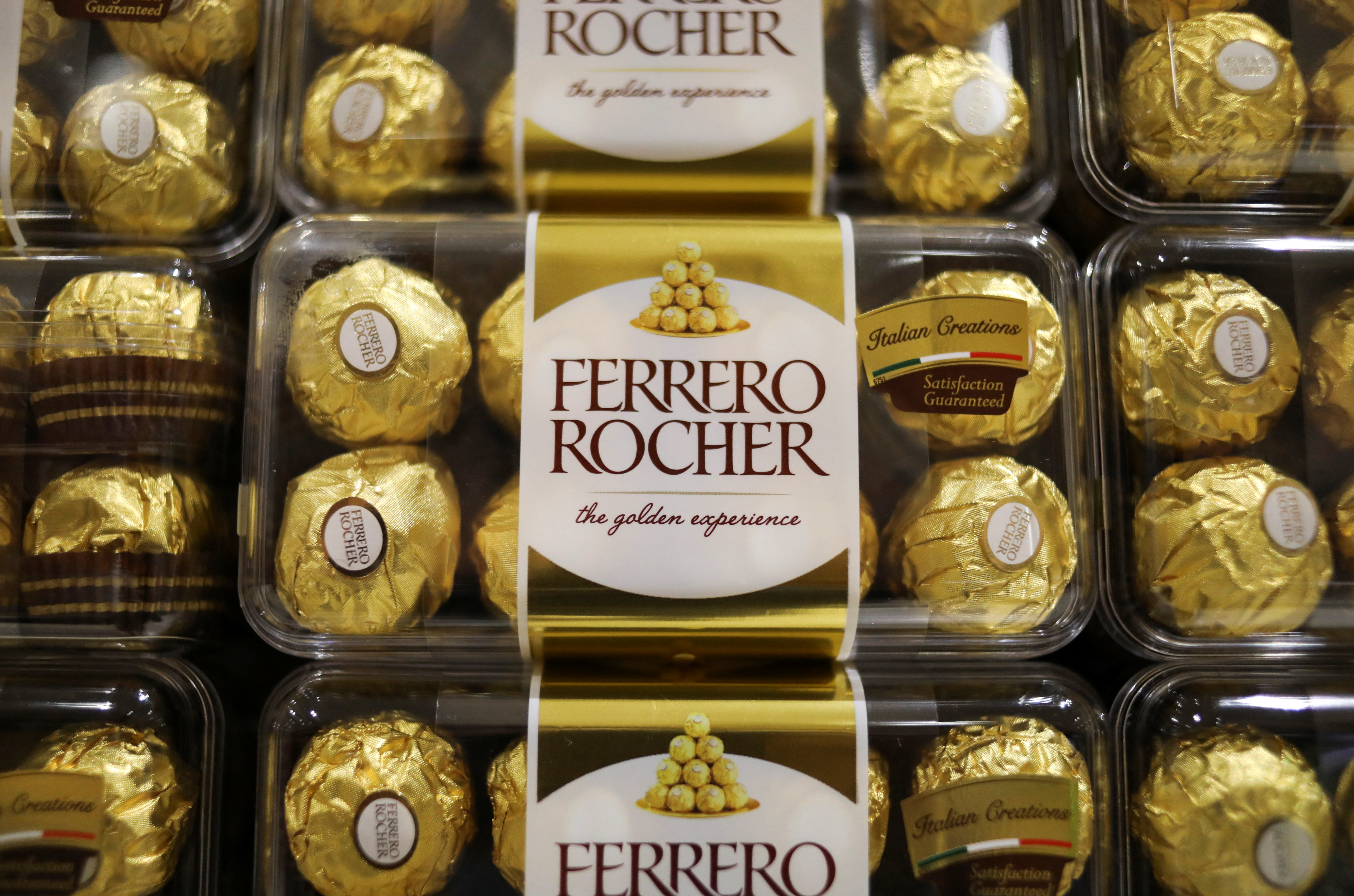 Chocolates Ferrero Rocher producidos por la fábrica italiana Ferrero (REUTERS/Hasnoor Hussain)