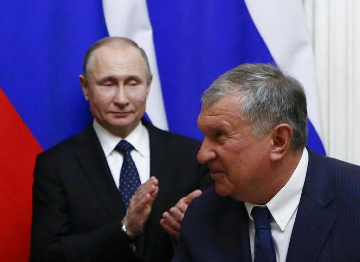 Putin y el presidente ejecutivo de Rosneft, Igor Sechin (Reuters)