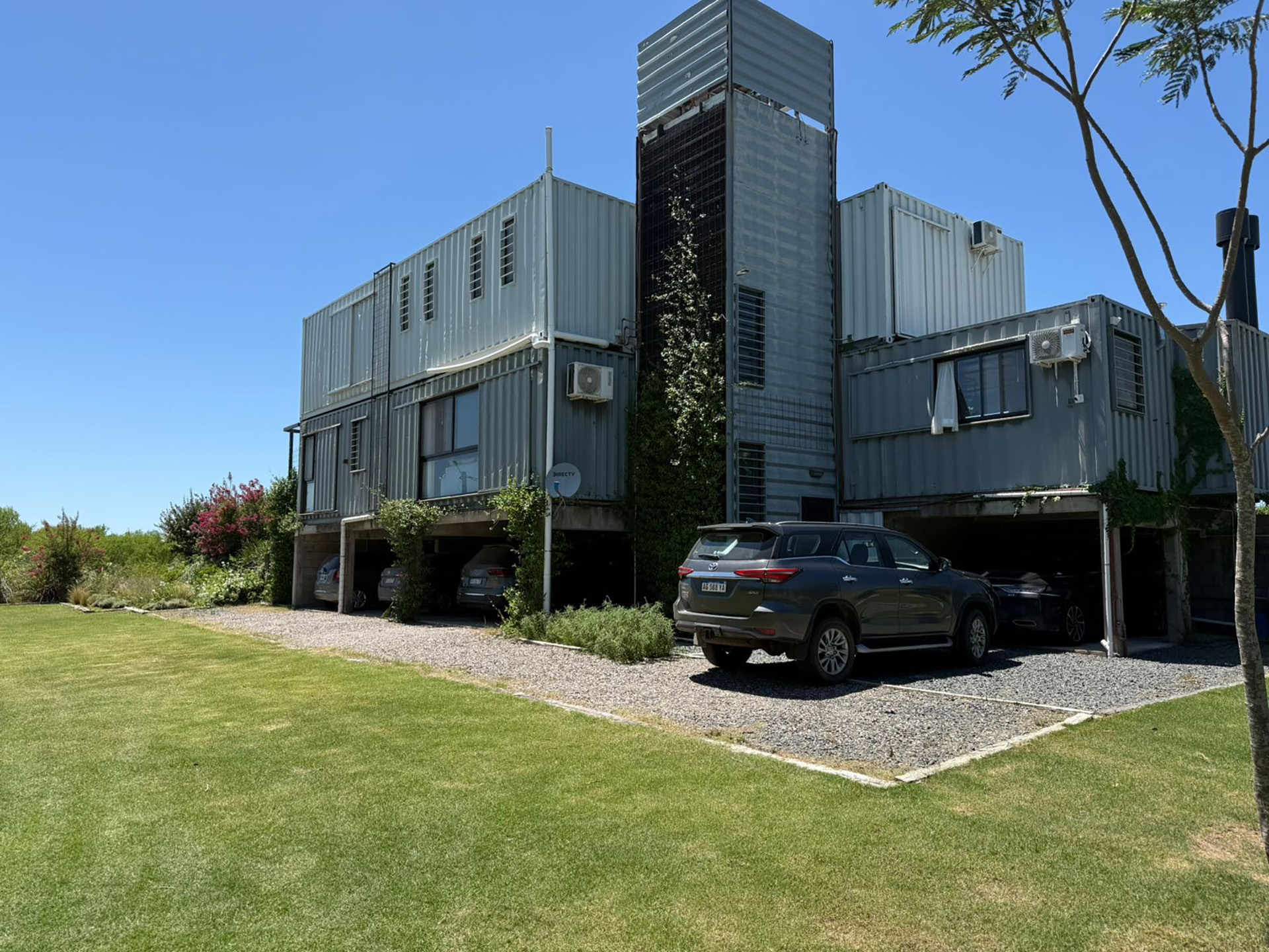 Construyeron una casa con once containers en el campo y con vista al r&iacute;o: "Es como un Tetris, se puede seguir ampliando"