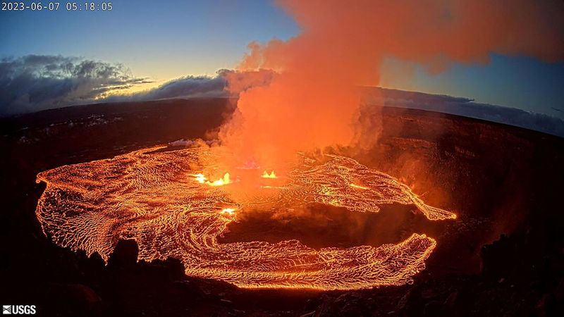 Se forma un lago de lava en Halemaʻumaʻu al observarse desde el borde oeste de la caldera de Kilauea durante la erupción del volcán en Hawái, EEUU, el 7 de junio de 2023 en una imagen fija de un video de una cámara web. USGS/Distribuida vía REUTERS