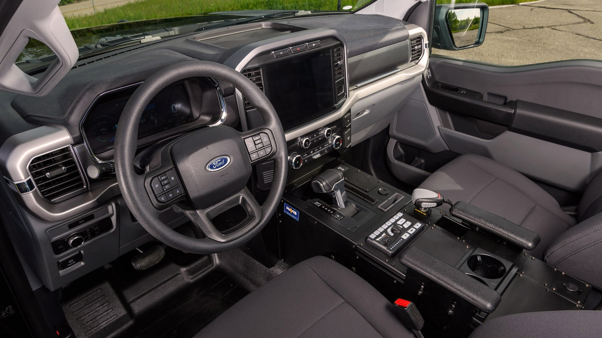 The interior console is similar to the conventional one, replacing the central armrest with a platform where communications equipment and police devices can be installed.