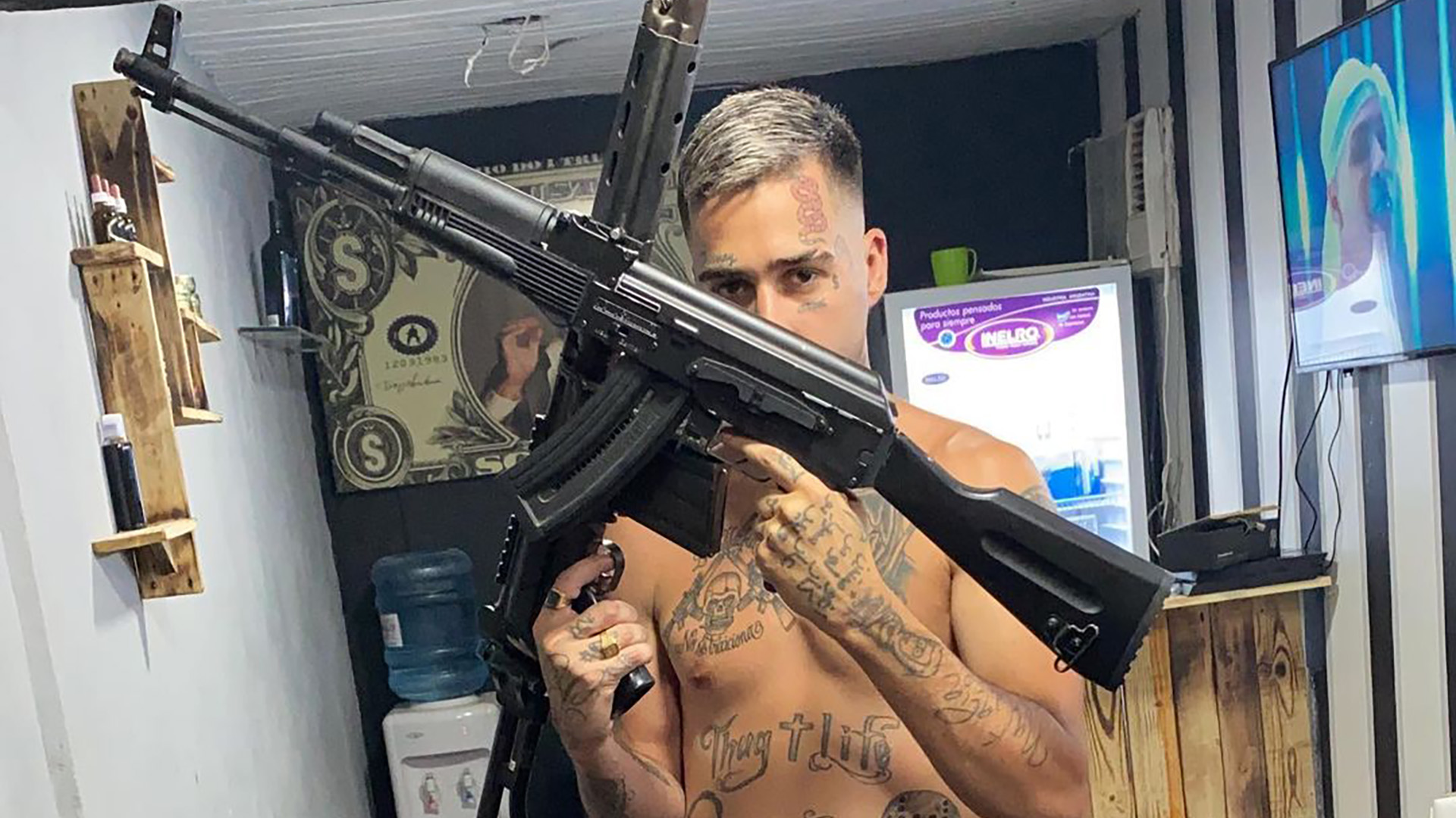 El trapero Zamaray con dos fusiles FAL que usó, además de otras armas, para grabar el videoclip de su canción “Bandolero”.(@zaramaybaby)