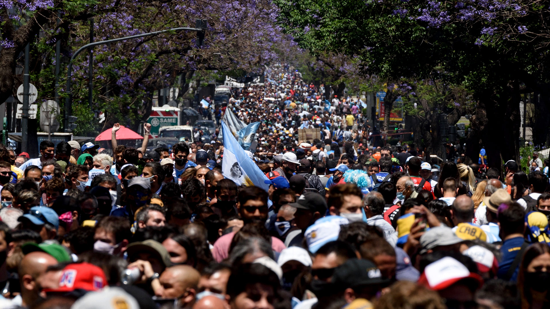 La fila interminable de personas nace en Avenida de Mayo y continúa por Carlos Pellegrini, en la ciudad de Buenos Aires 