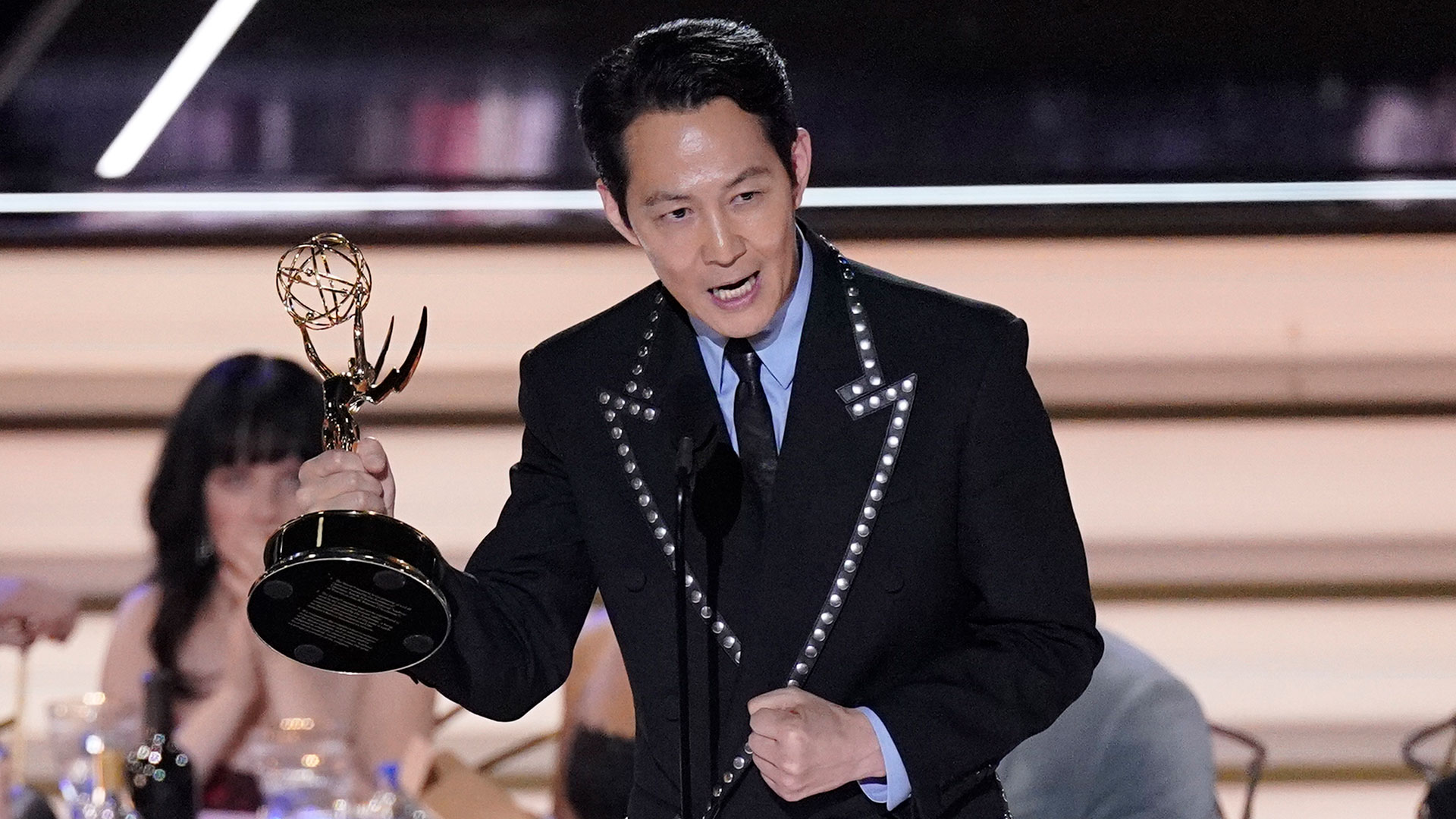 Lee Jung-jae acepta el Emmy al actor principal destacado en una serie dramática por "Squid Game" en la 74ª edición de los premios Primetime Emmy el lunes 12 de septiembre de 2022. (AP Photo/Mark Terrill)