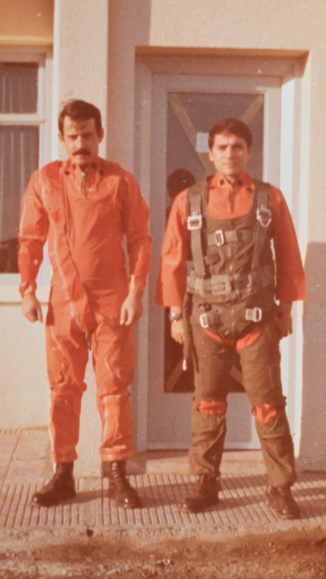 Rubén Ureta y Gerardo Isaac fueron dos de los pilotos de la Fuerza Aérea que participaron de la misión y que pudieron salir con vida, luego del ataque al portaaviones. (Gentileza R.U.)