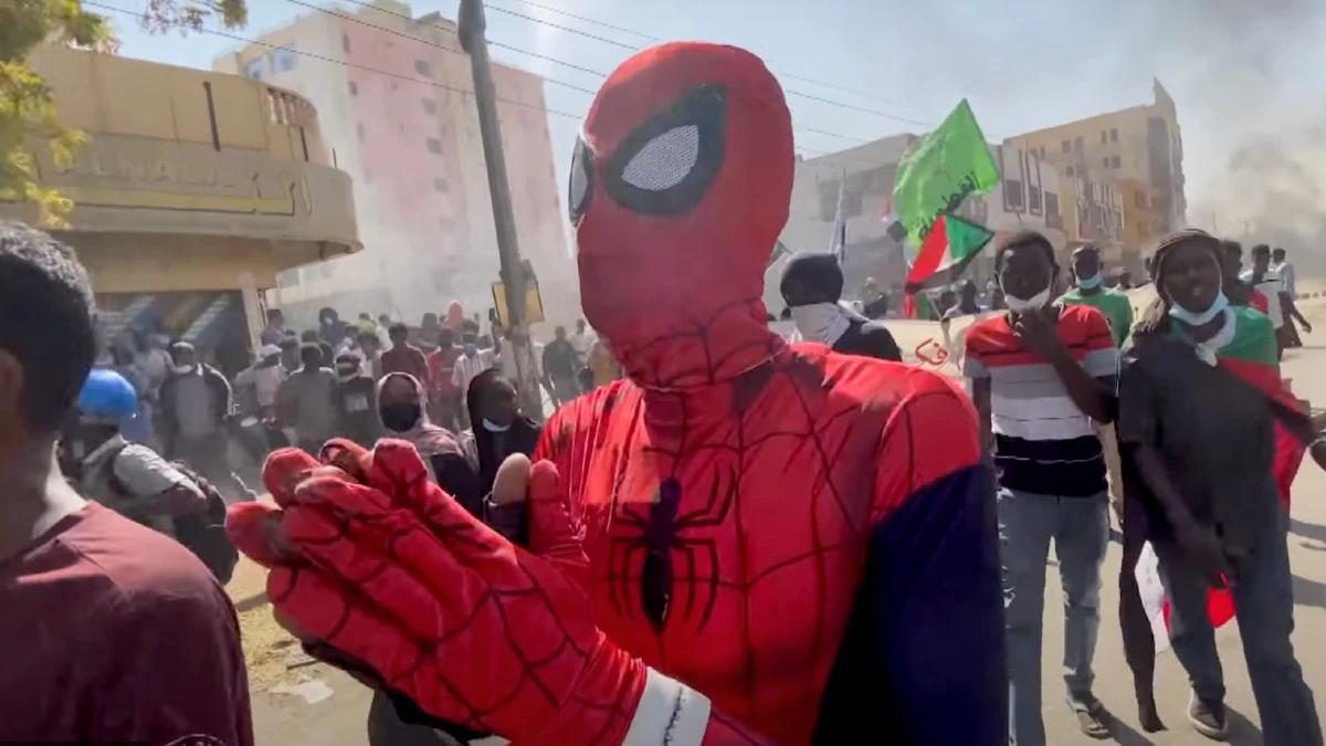 Spiderman de Sudán en medio de una protesta.
