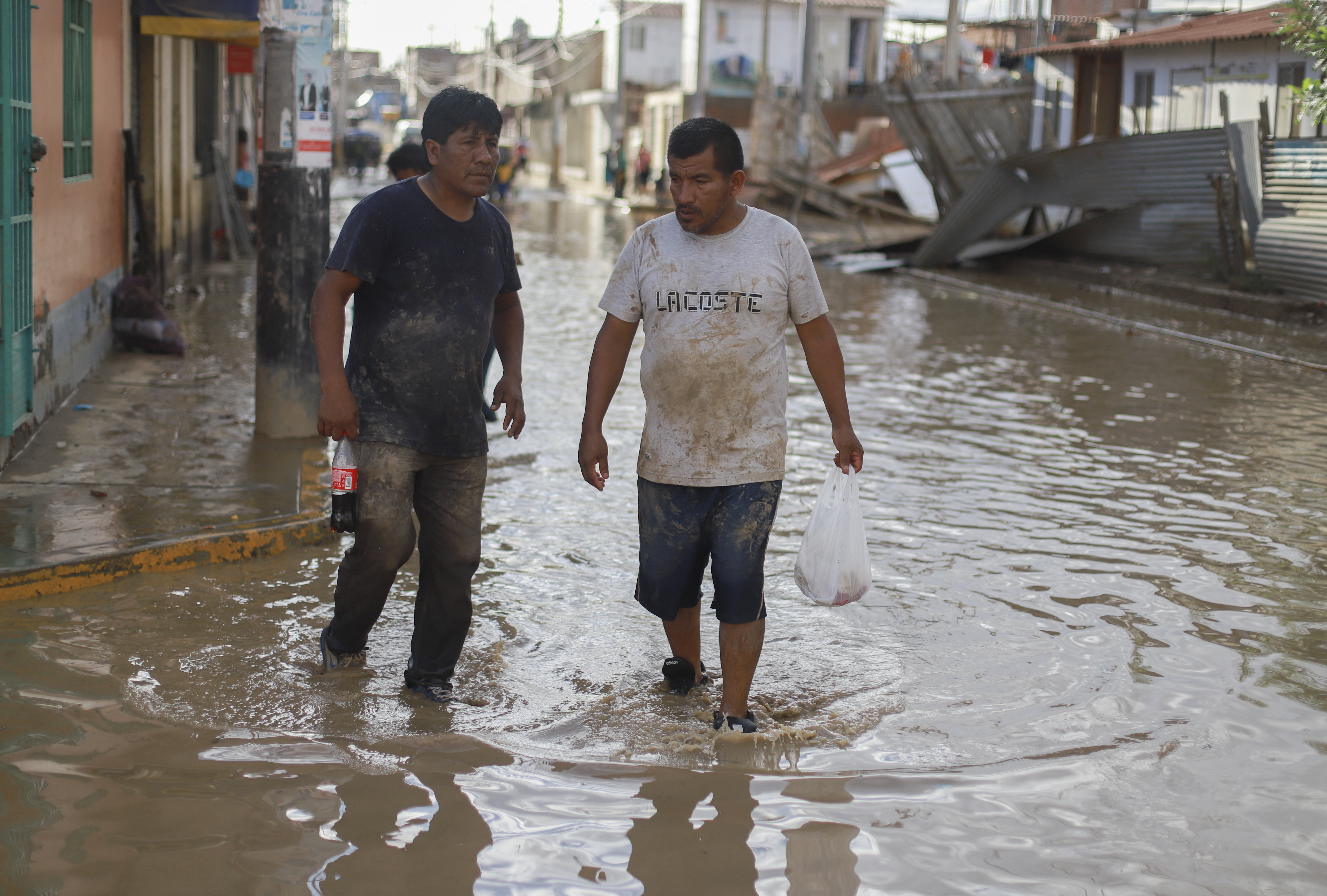 Ciclón Yaku mantiene en alerta al Perú por intensas lluvias y huaicos