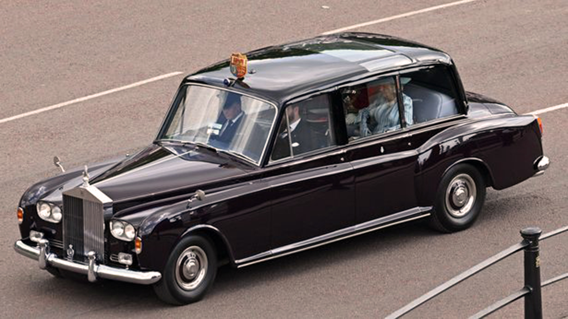 La reina Isabel II en el Rolls-Royce Phantom V que le obsequiaron para festejar su jubileo de los 25 años en la corona