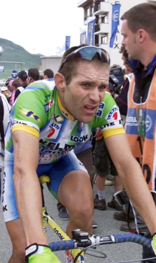 Santiago Botero in the colors of Kelme, the team for which he ran between 1996 and 2002