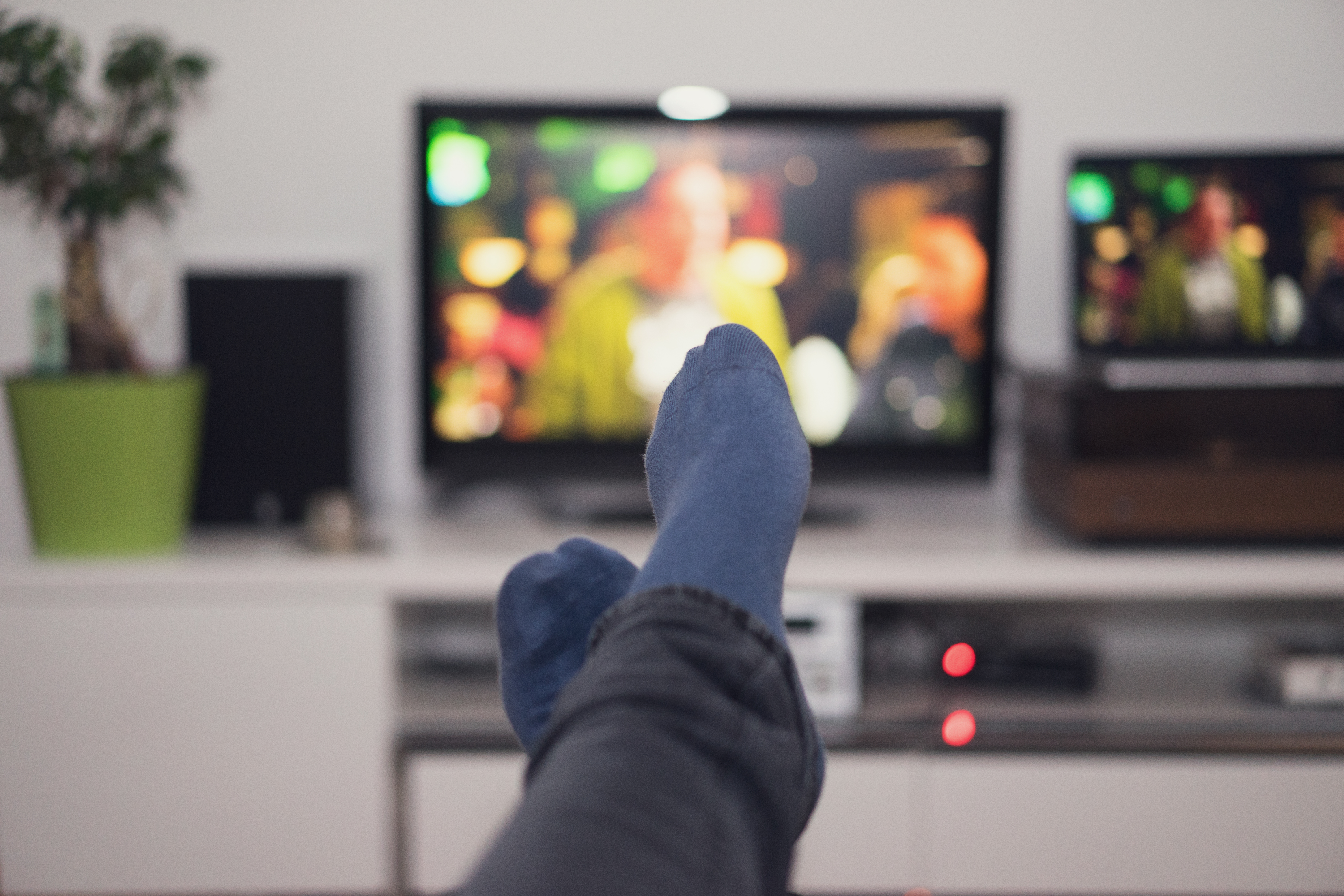 La televisión puede ser un aliado del descanso o un impulsor de emociones desbordantes