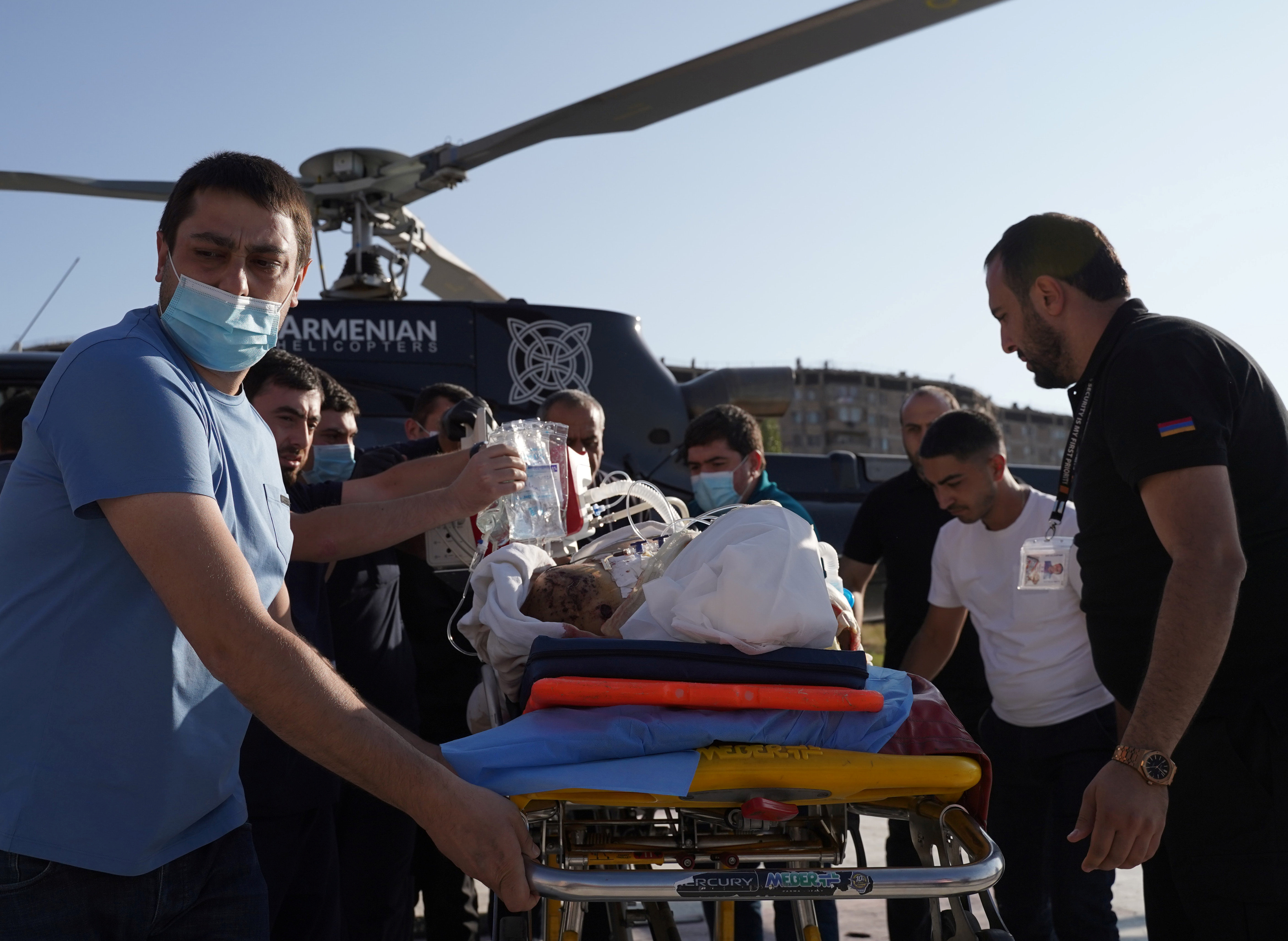 Un soldado armenio, que resultó herido en un enfrentamiento con las fuerzas azeríes en la región separatista de Nagorno-Karabaj, es transportado en una camilla después de ser transportado en helicóptero al Centro Médico Erebouni en Ereván, Armenia. Hakob Margaryan/Photolure via REUTERS 