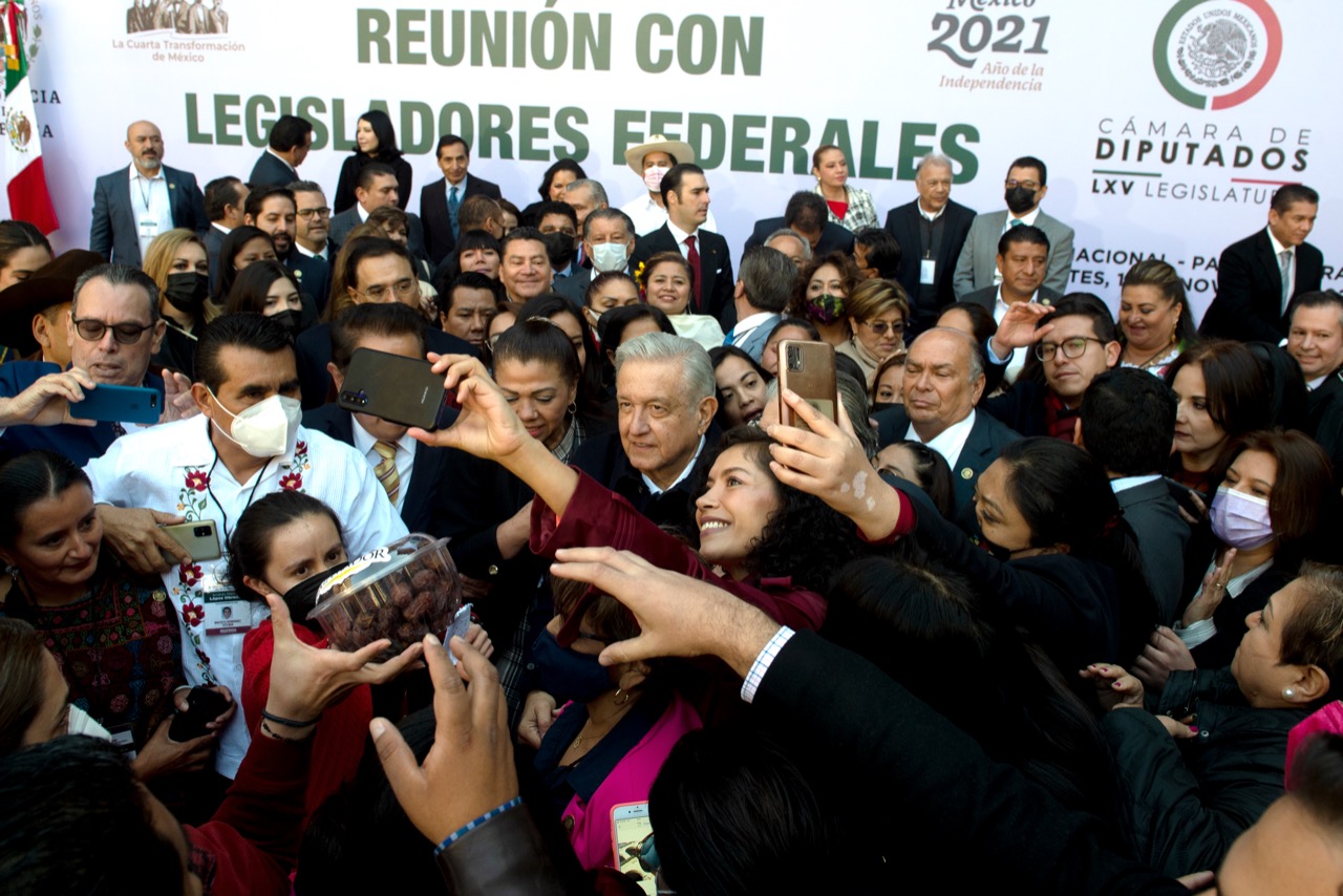 El presidente Andrés Manuel López Obrador se reunió con diputados de Morena, PT y PVEM a quienes les agradeció por la aprobación del Presupuesto de Egresos de la Federación 2022 (Foto: Presidencia de México)