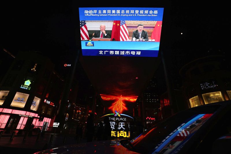 Foto de archivo: Una pantalla muestra un noticiero que muestra a Xi Jinping y a Joe Biden durante una cumbre virtual  (REUTERS/Thomas Peter)
