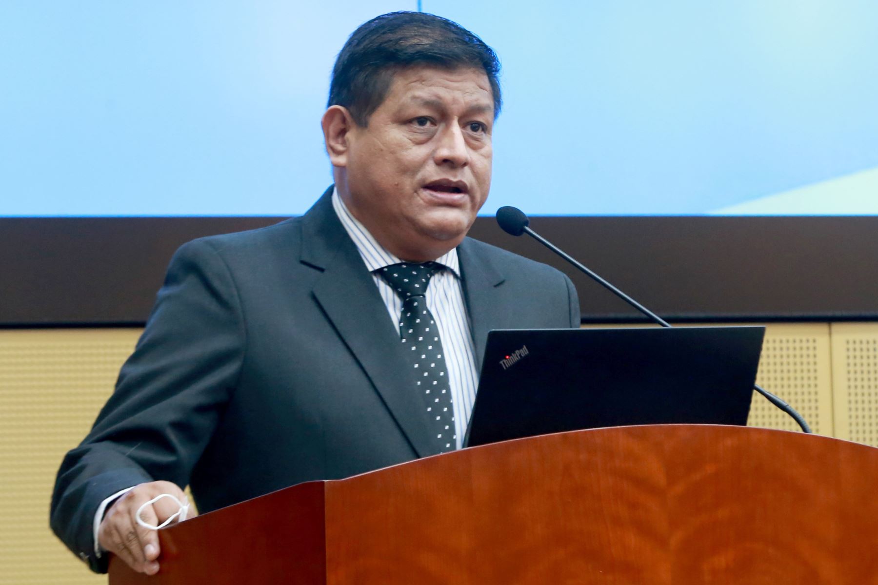 Walter Ayala sigue como ministro de Defensa