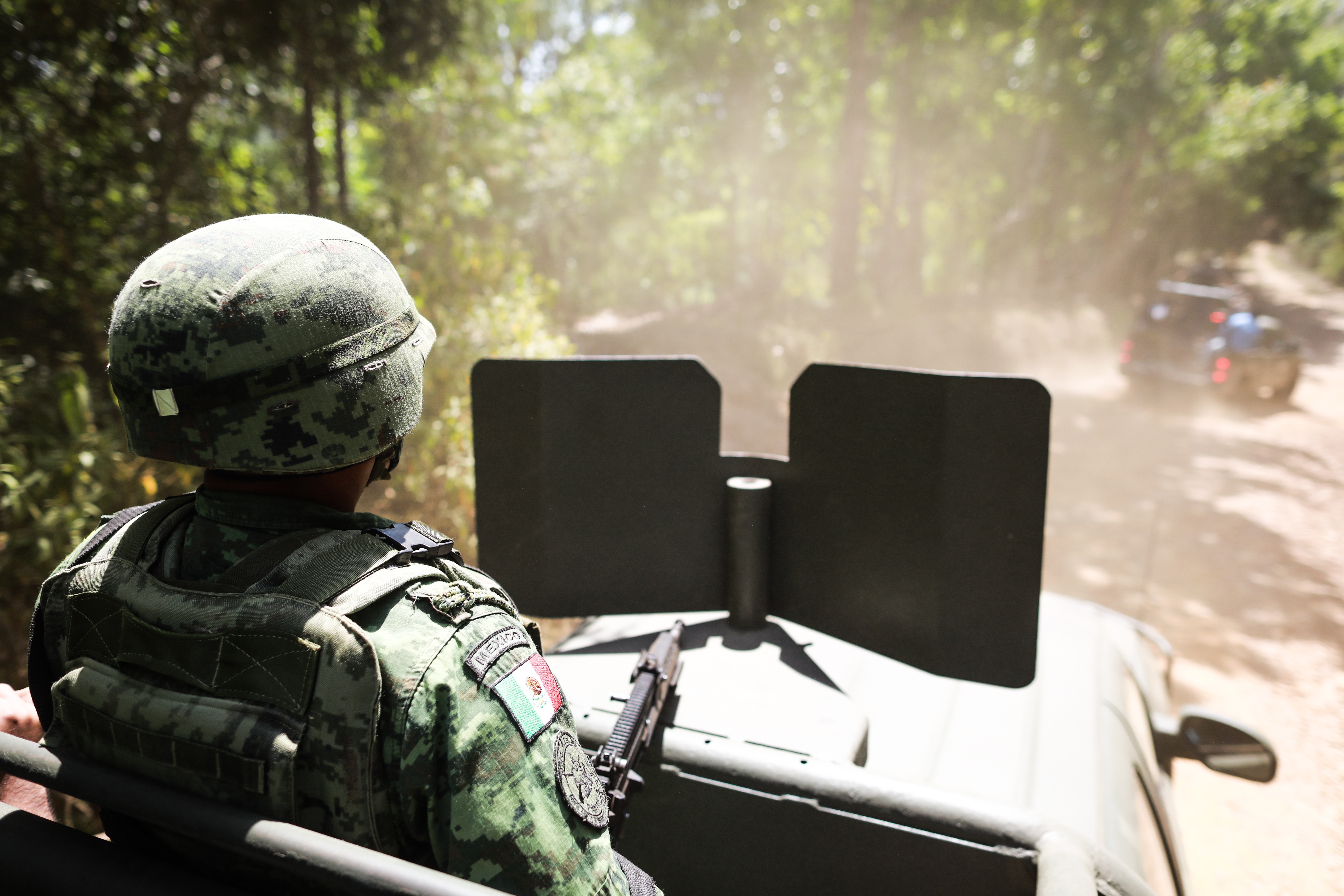 Vista general de un miembro de Ejército durante el operativo para destruir un campamento y laboratorio clandestino junto a cuatro hectáreas de plantas de coca (Foto: EFE)
