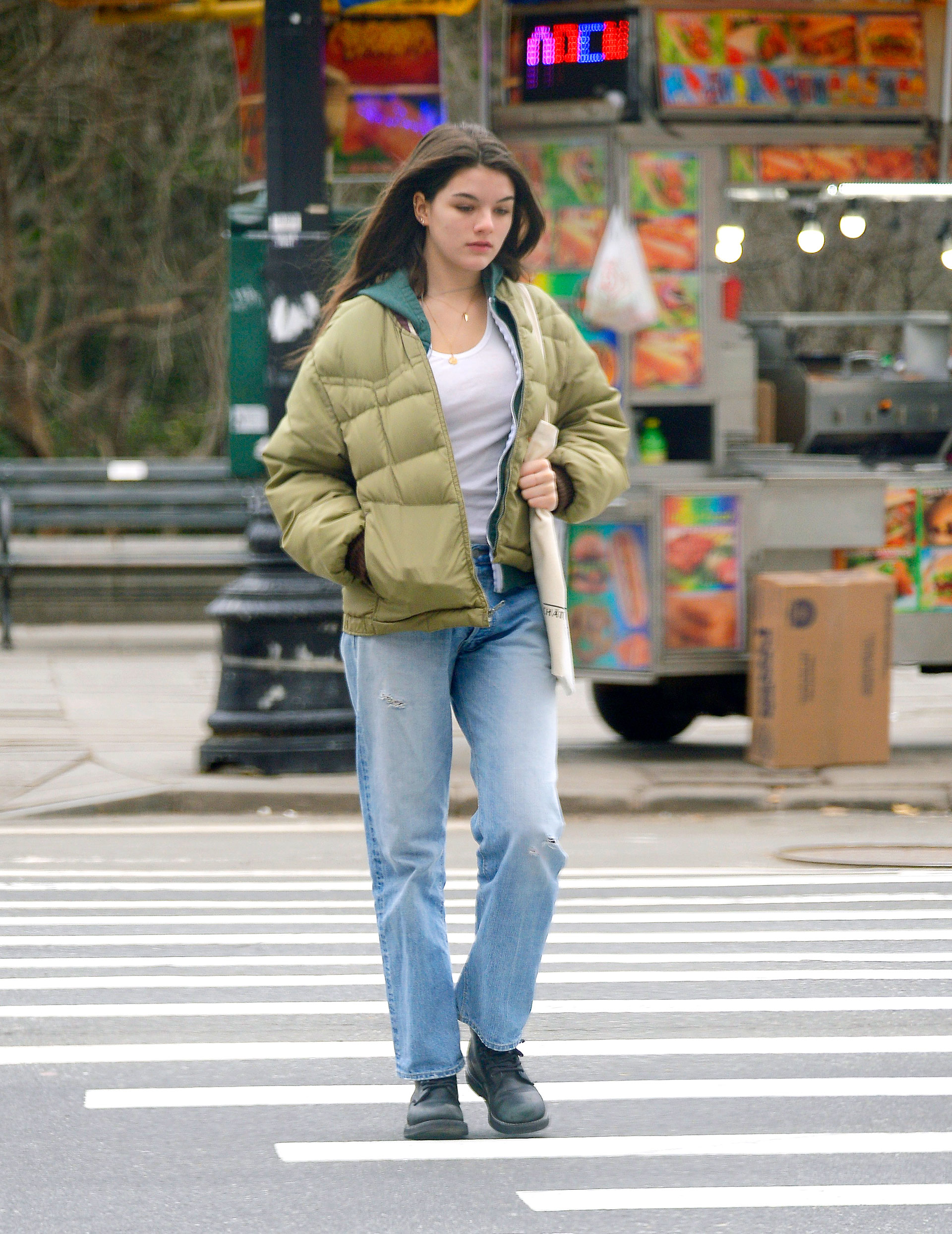 Suri Cruise fue fotografiada mientras daba un paseo por las calles de Nueva York. La adolescente vistió un look casual: jean clarito, remera blanca, campera verde