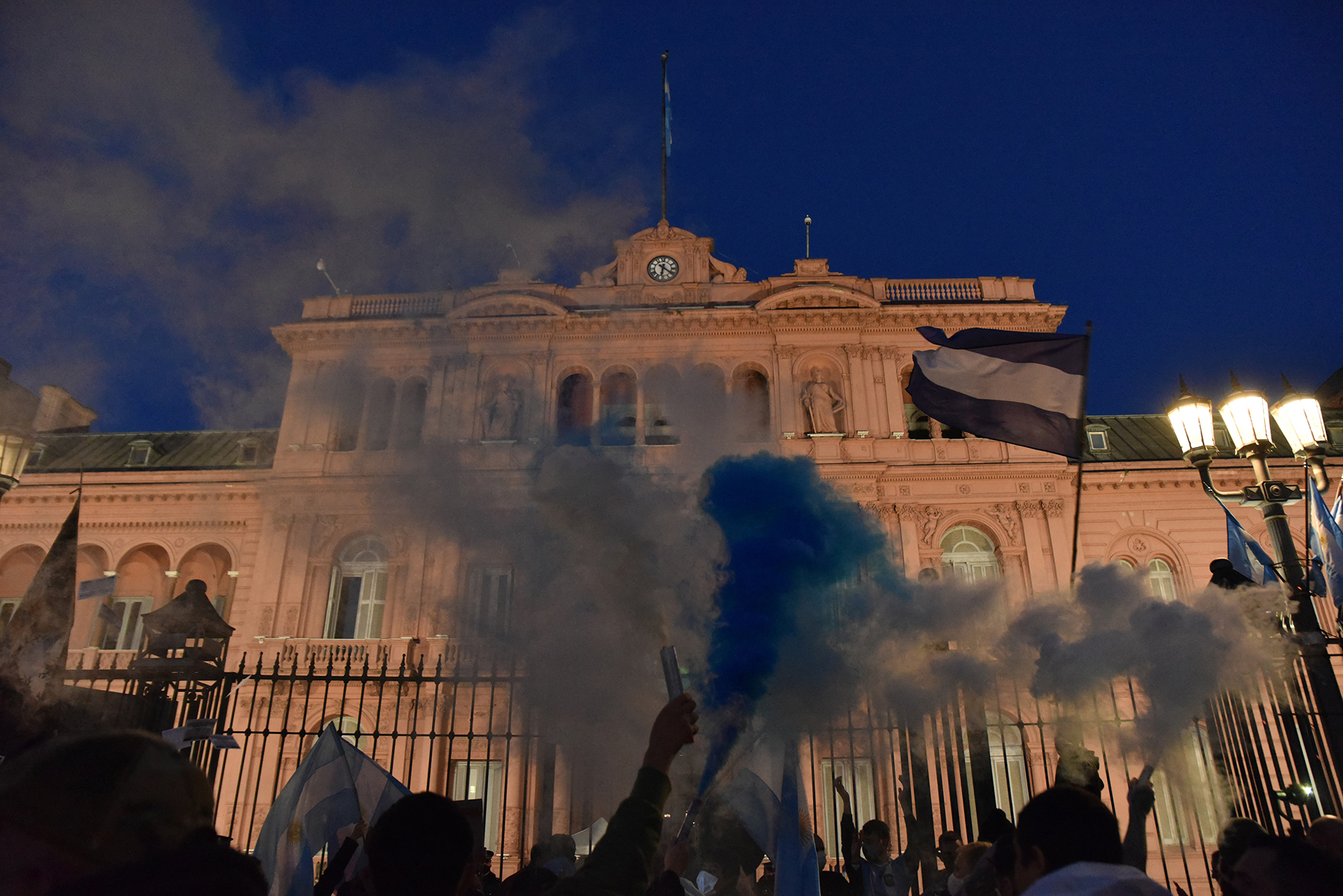 Los manifestantes terminaron la jornada protestando frente a la Casa de Gobierno