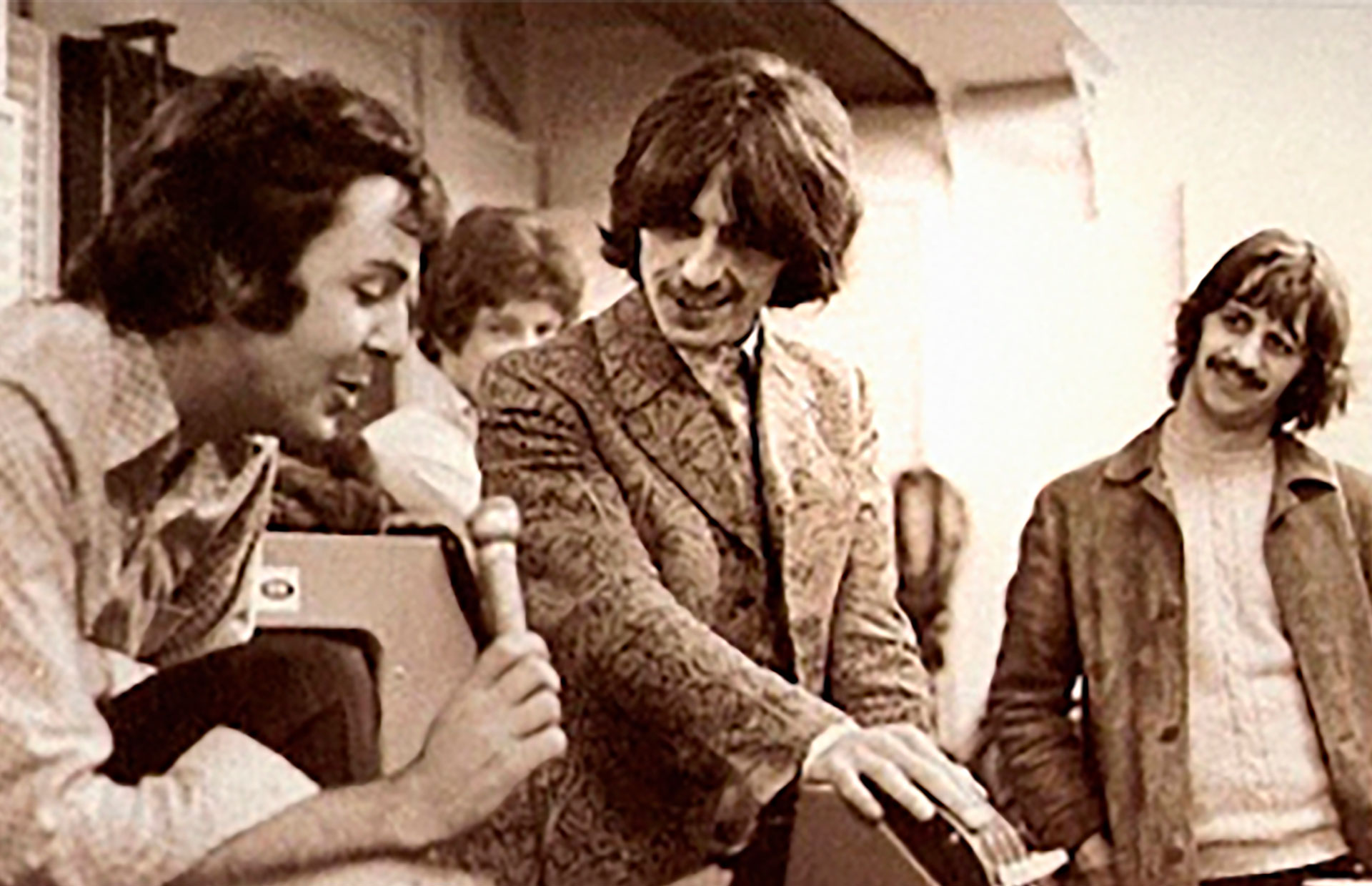 Kevin Harrington, junto a McCartney, Harrison y Starr en la sala de control del estudio (Foto extraída del libro "Who's the redhead on the roof")