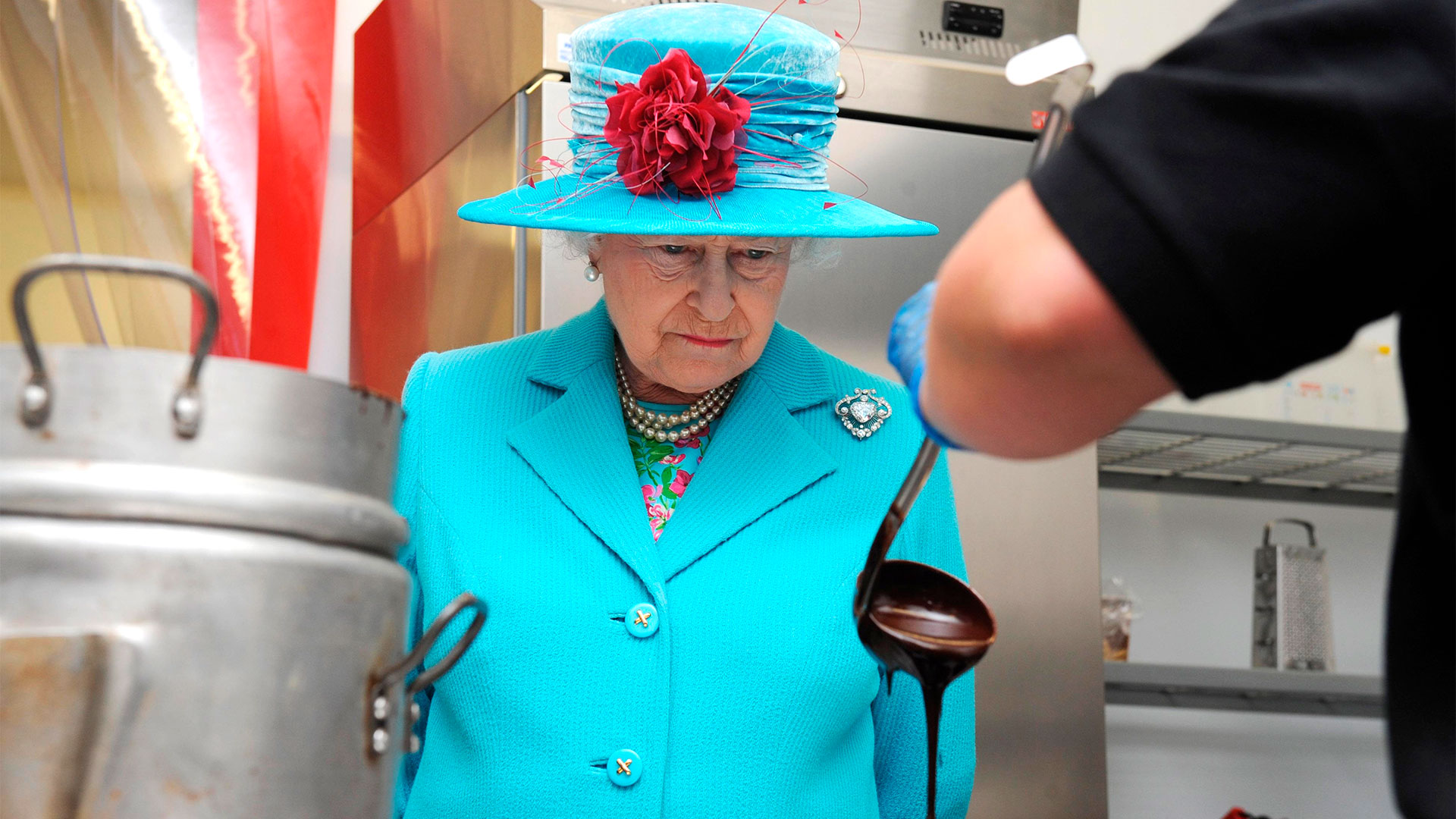 La reina Isabel II tiene debilidad por los pasteles de chocolate (Photo by POOL/ Tim Graham Picture Library/Getty Images)