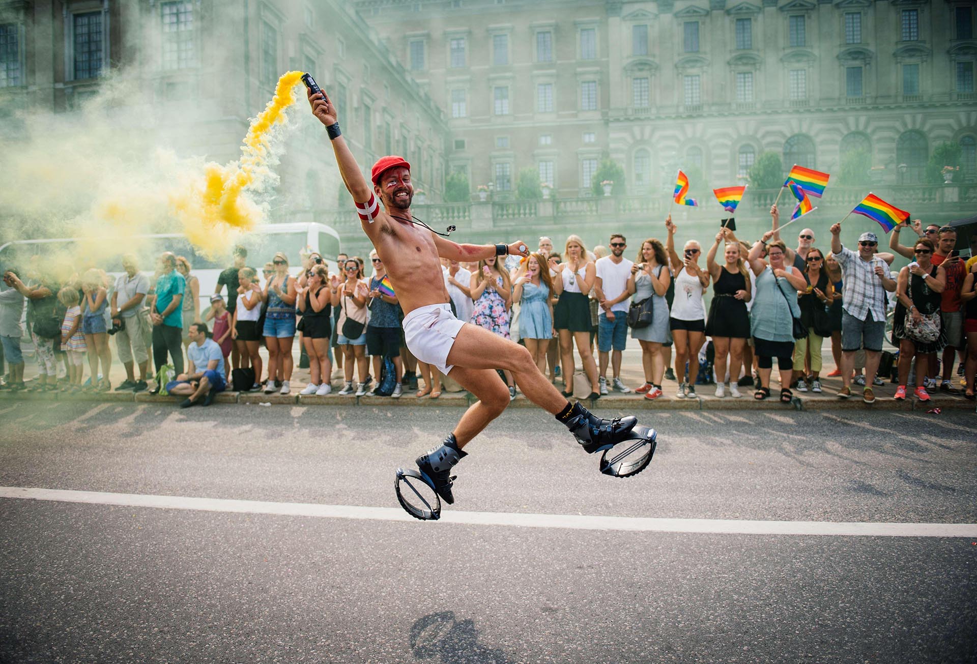 Un participante baila durante el Desfile del Orgullo el 2 de agosto de 2014 en Estocolmo.