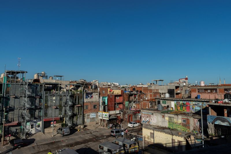 Desde que comenzó la pandemia la Argentina encontró un nuevo promedio de pobreza que ronda el 40%. Como referencia, hacia fines de 2017 apenas superaba el 25%. REUTERS/Magali Druscovich