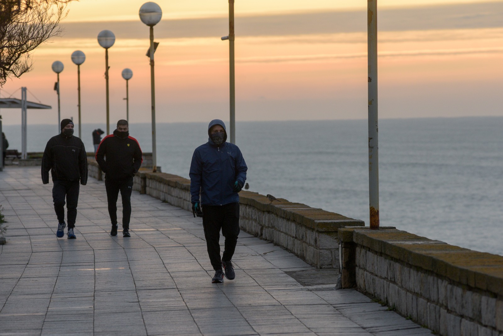 Amanece en Mardel. Muchísimos habitantes de la ciudad aprovecharon para salir a caminar por la rambla, un clásico que la cuarentena había cortado de cuajo.